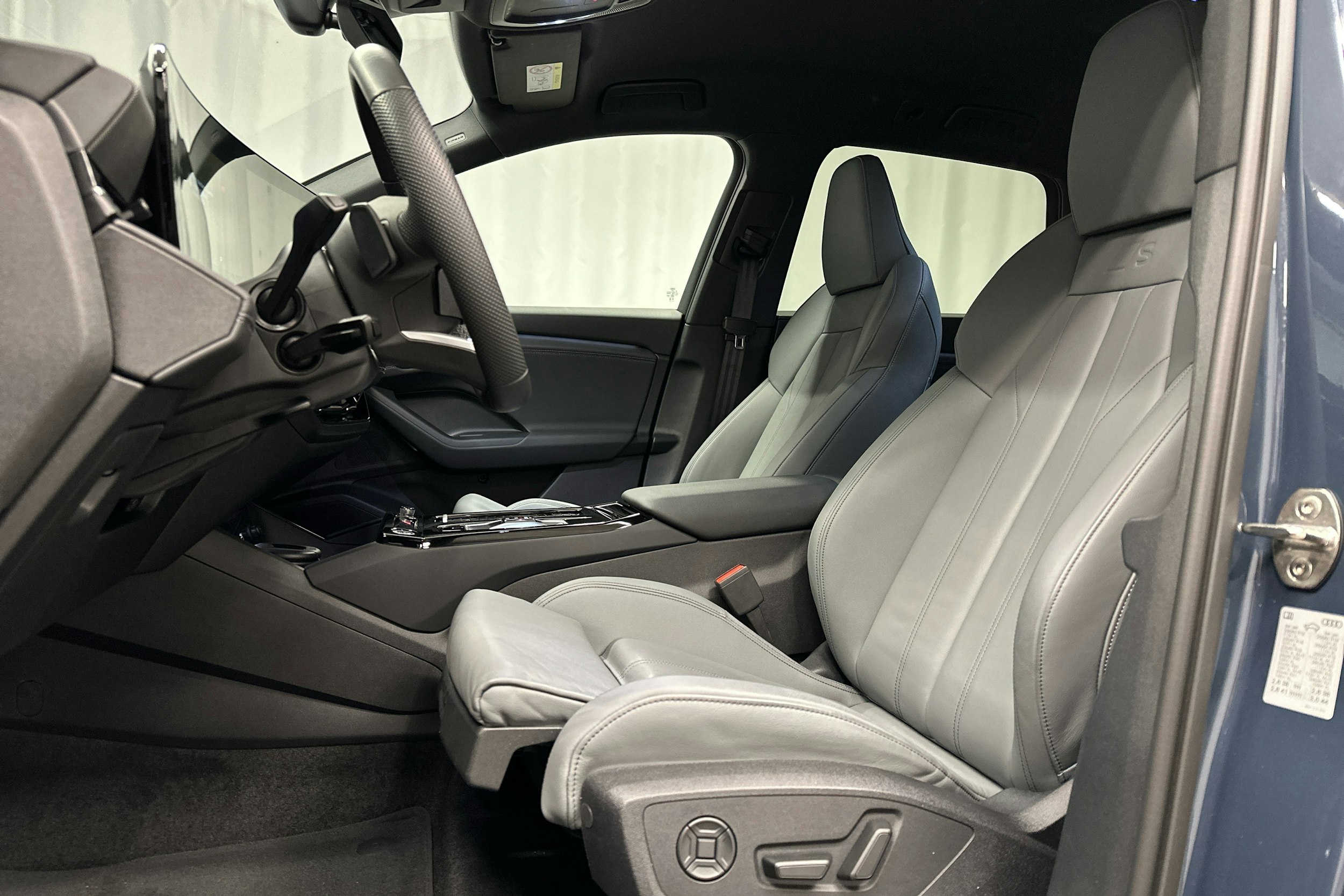 sininen Audi Q6 e-tron 2024 kuva 22.