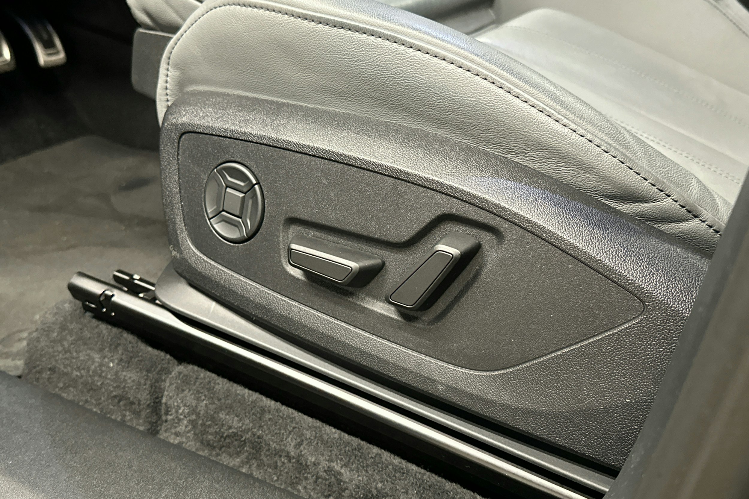sininen Audi Q6 e-tron 2024 kuva 23.
