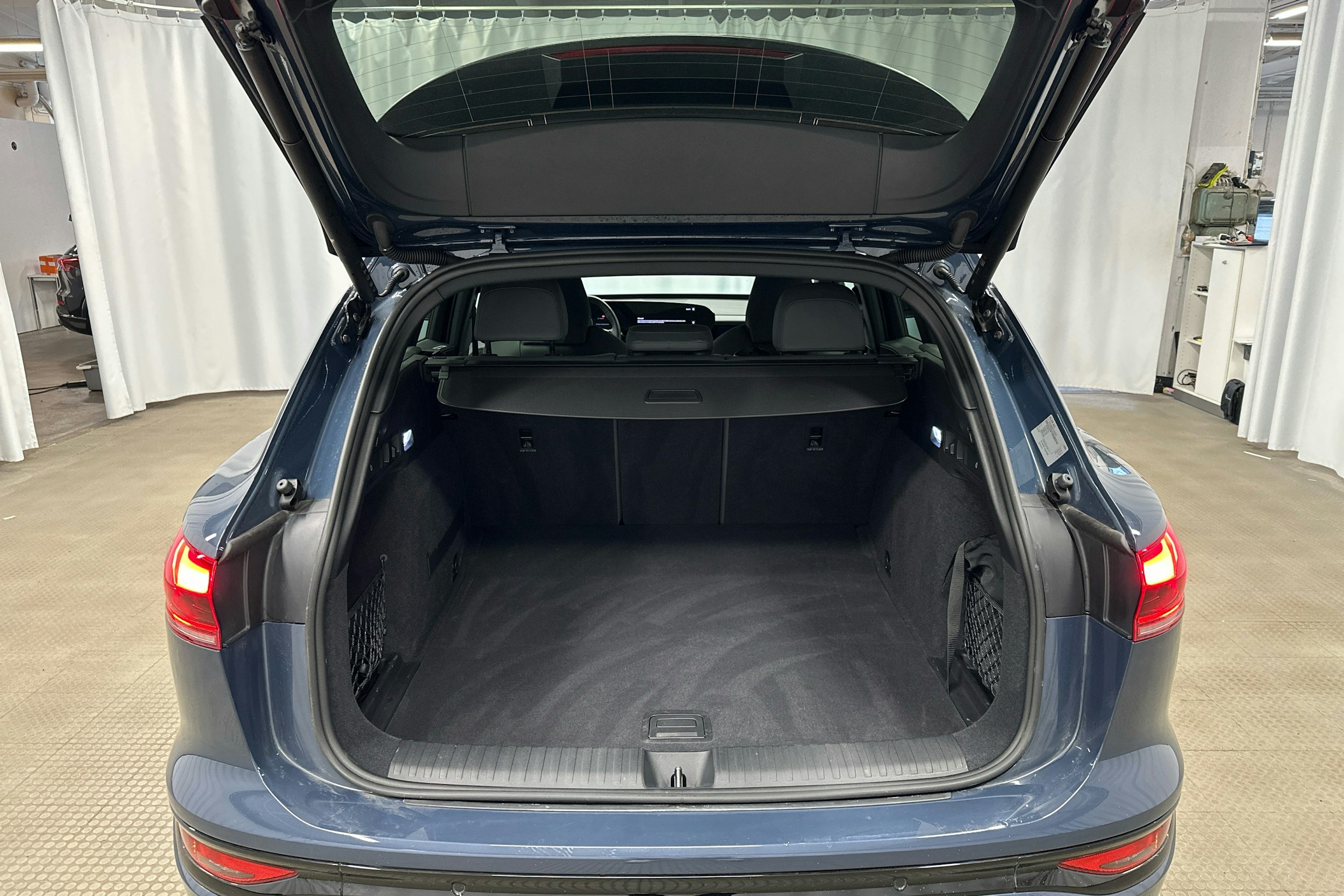 sininen Audi Q6 e-tron 2024 kuva 26.