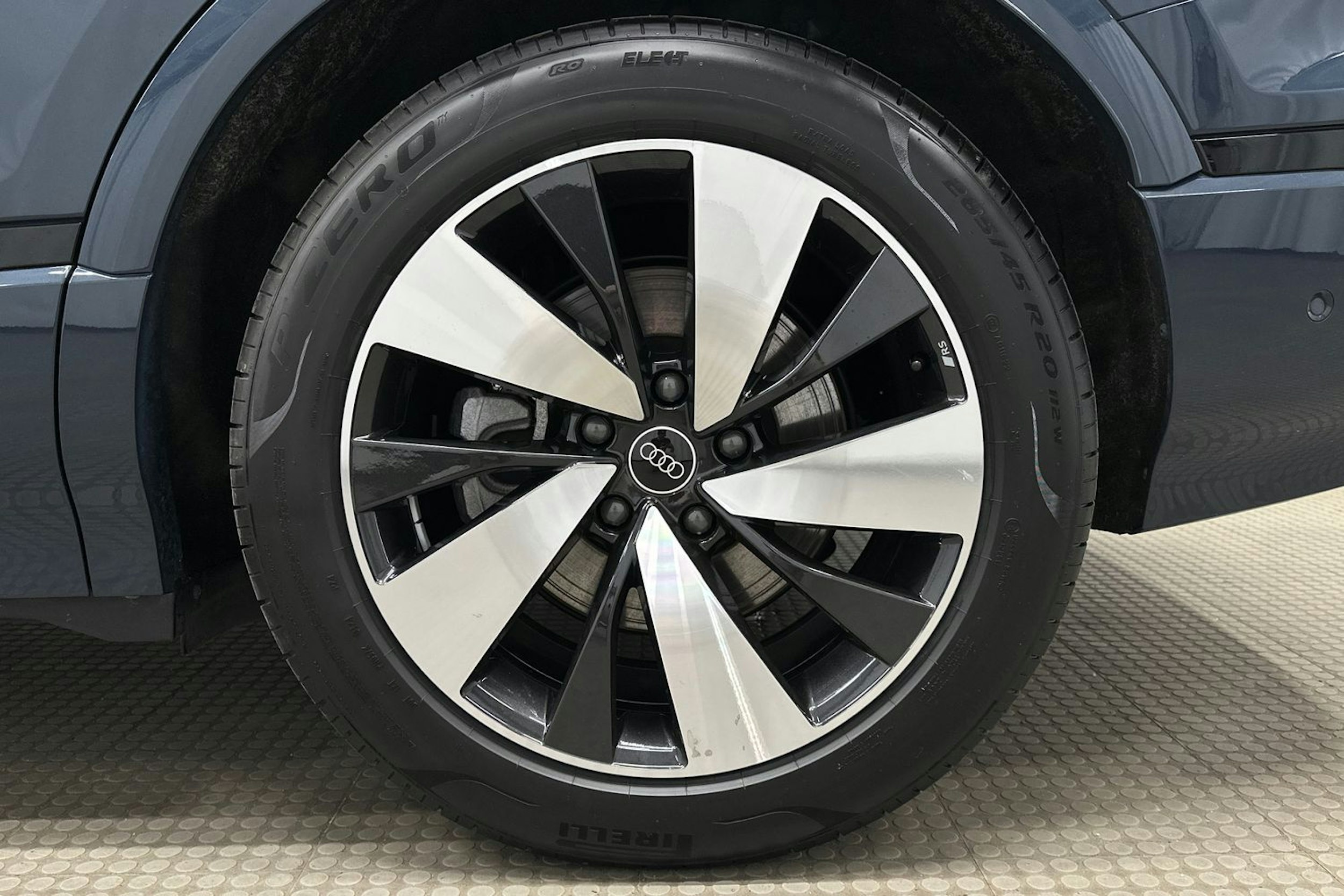 sininen Audi Q6 e-tron 2024 kuva 12.