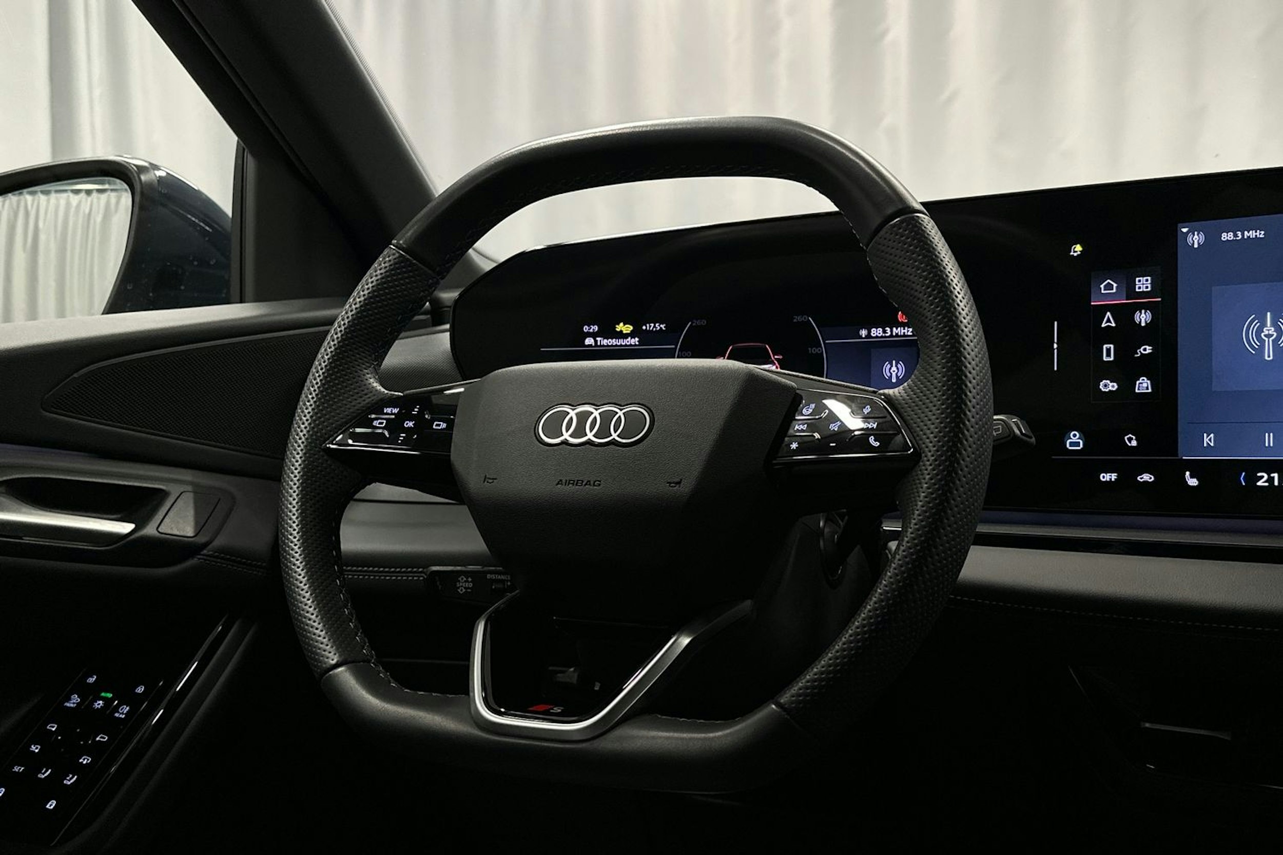 sininen Audi Q6 e-tron 2024 kuva 16.