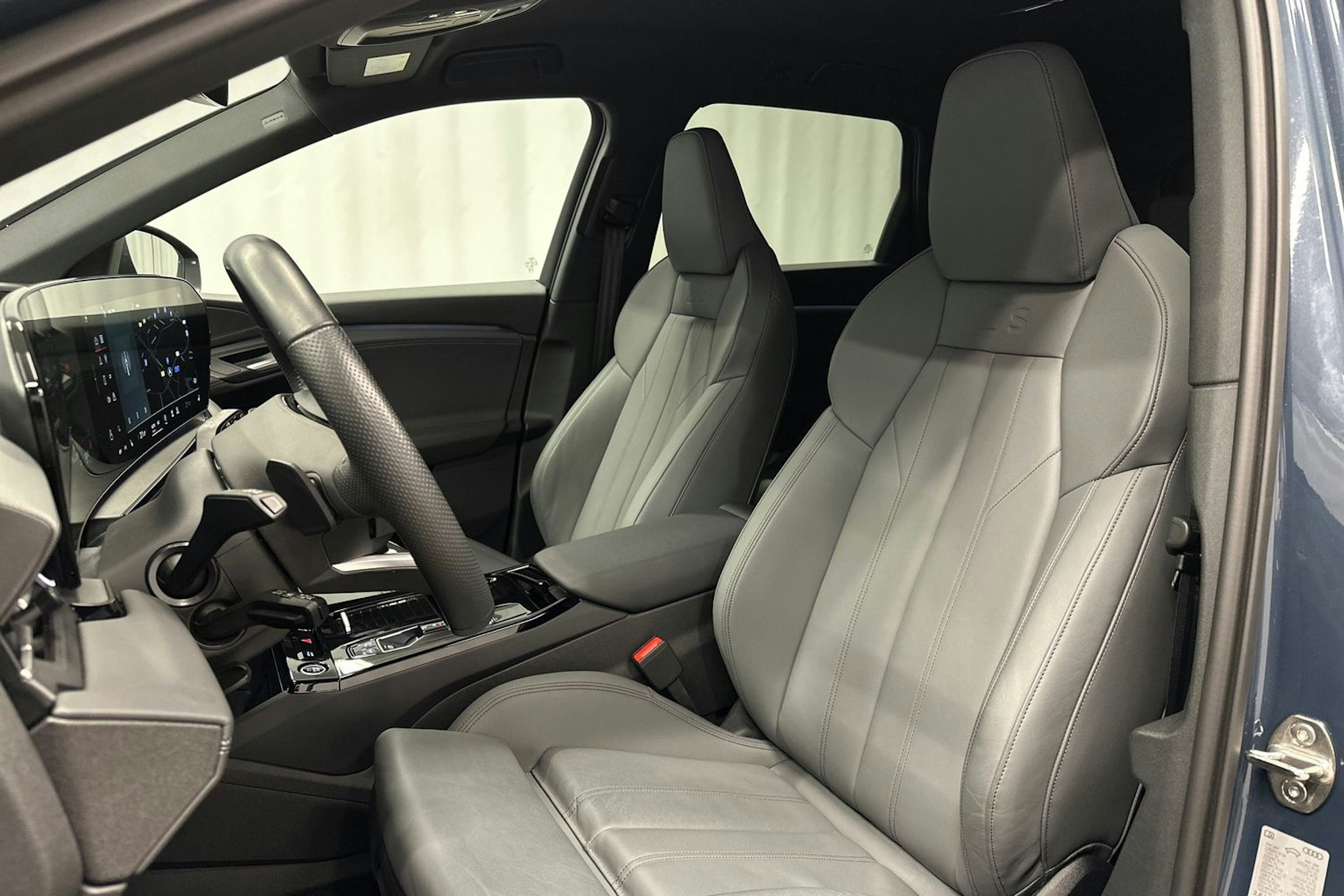 sininen Audi Q6 e-tron 2024 kuva 18.
