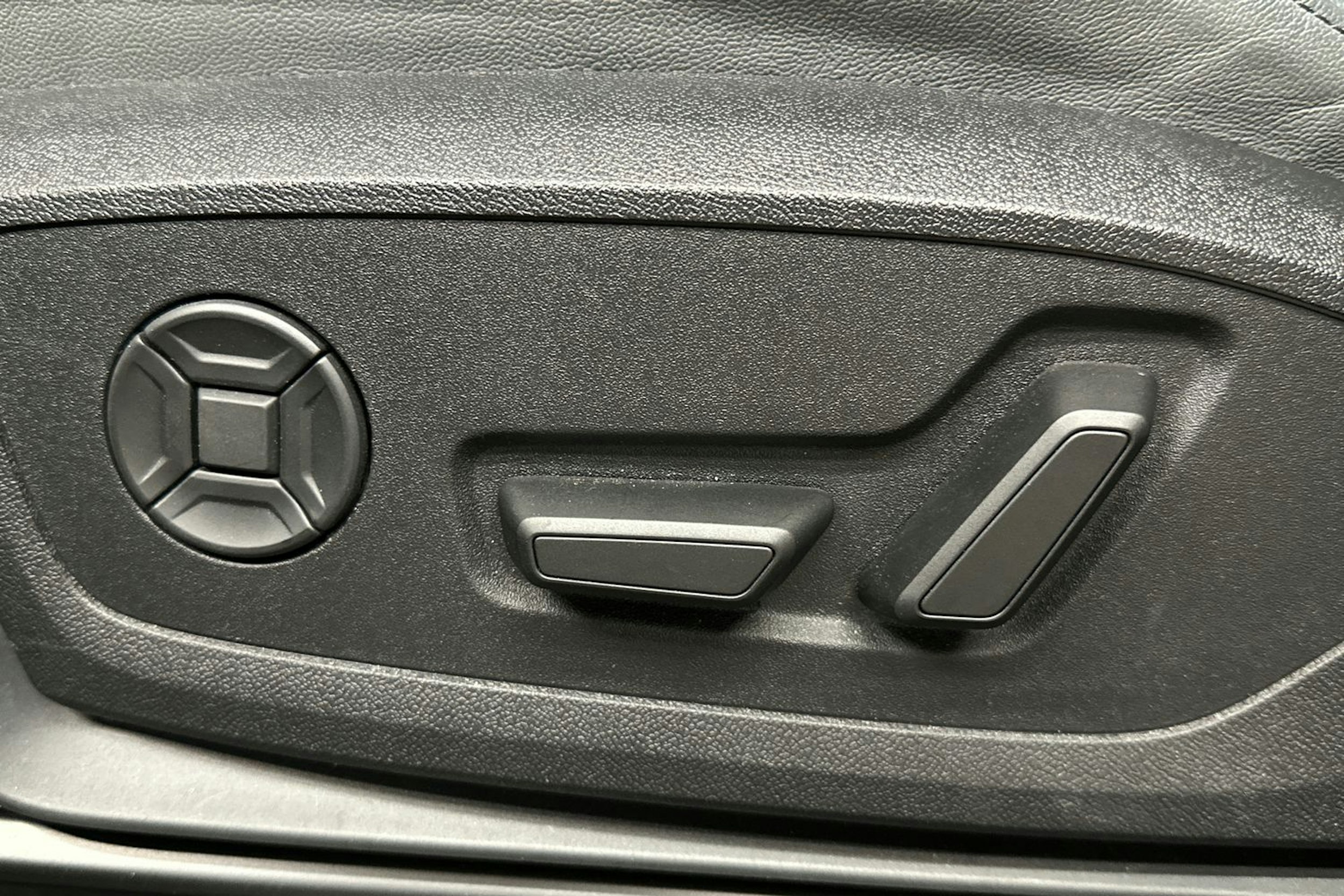 sininen Audi Q6 e-tron 2024 kuva 19.