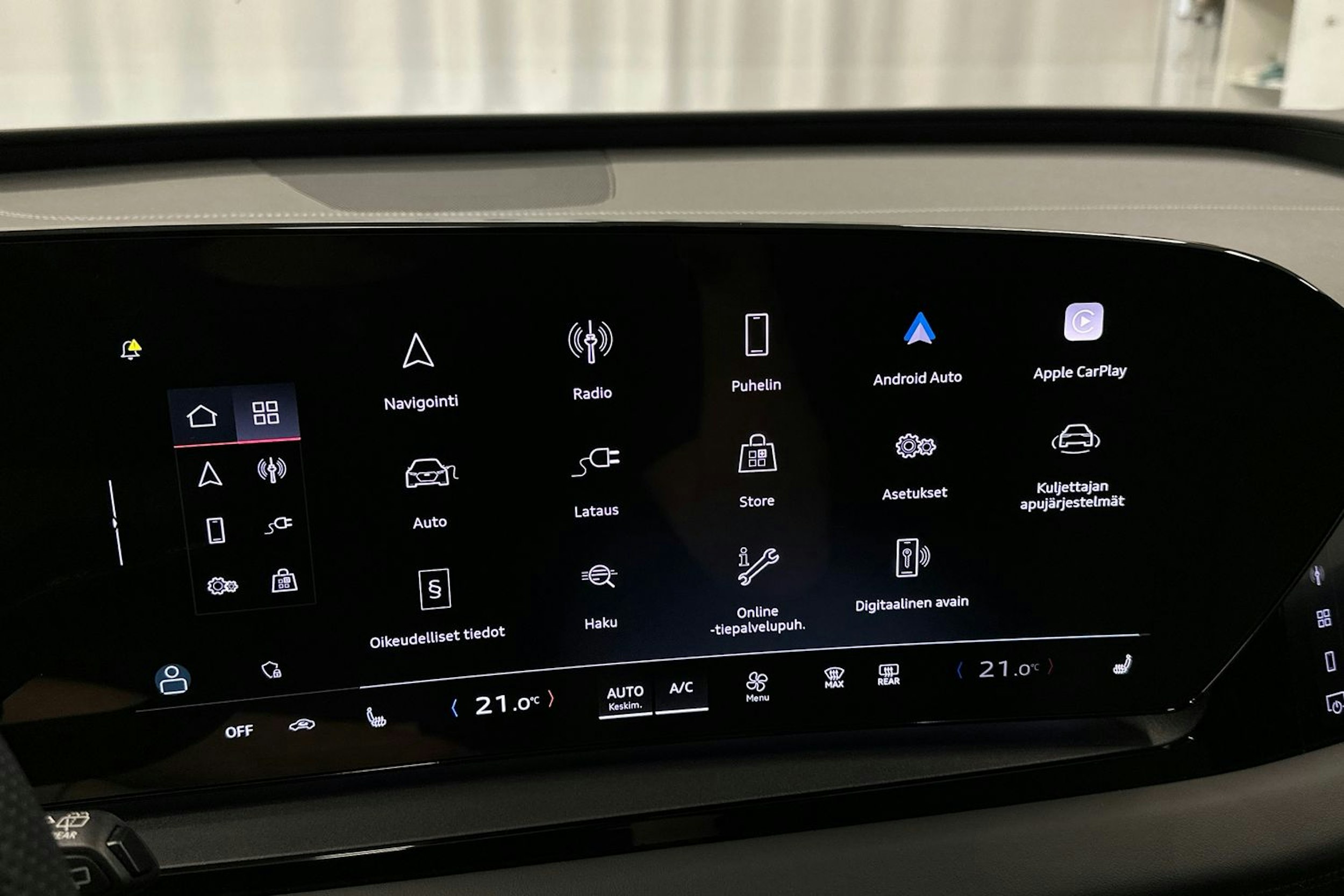 sininen Audi Q6 e-tron 2024 kuva 28.