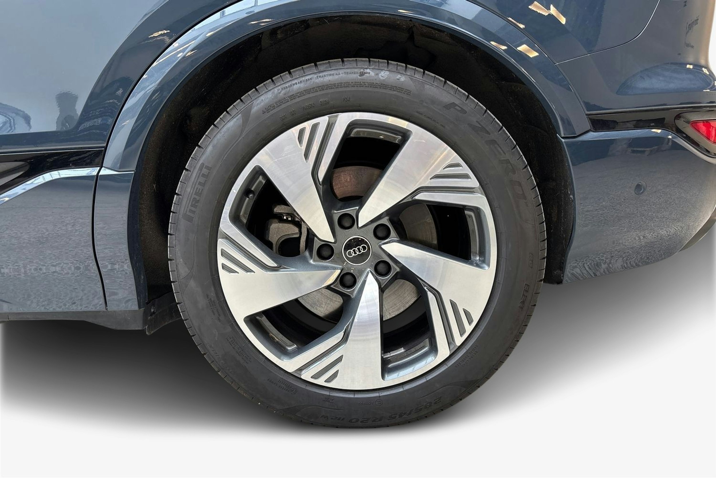 met. sininen Audi Q6 e-tron 2024 kuva 11.