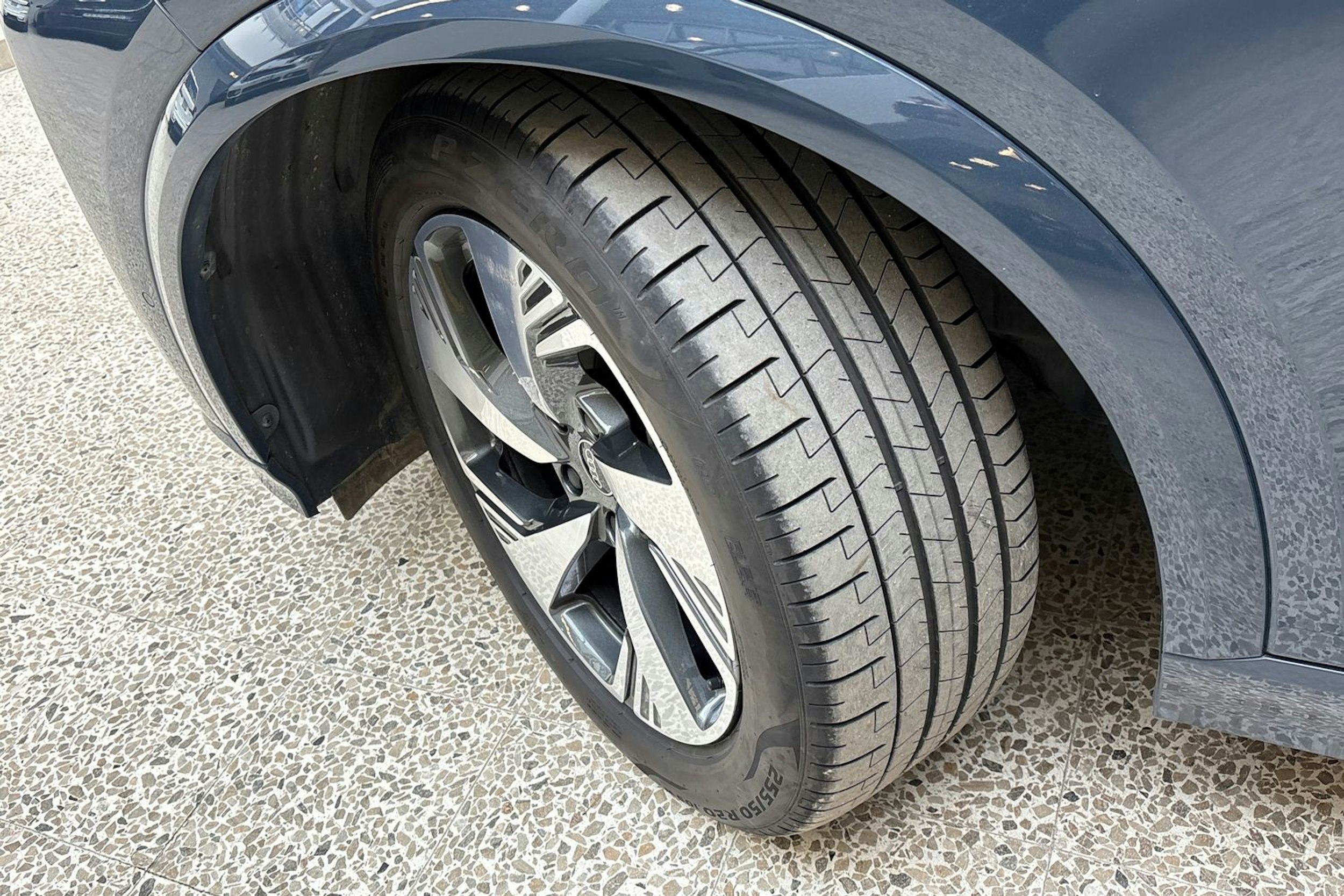 met. sininen Audi Q6 e-tron 2024 kuva 13.