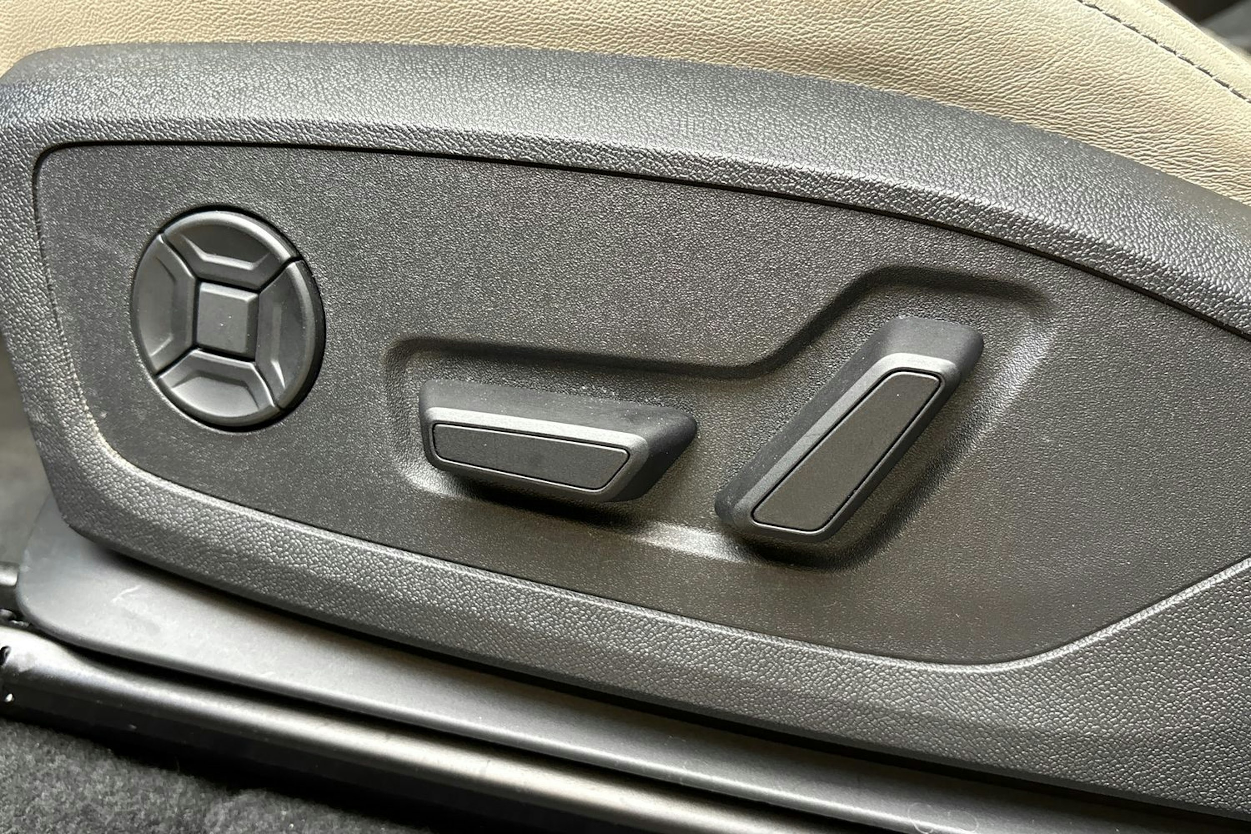 met. sininen Audi Q6 e-tron 2024 kuva 19.