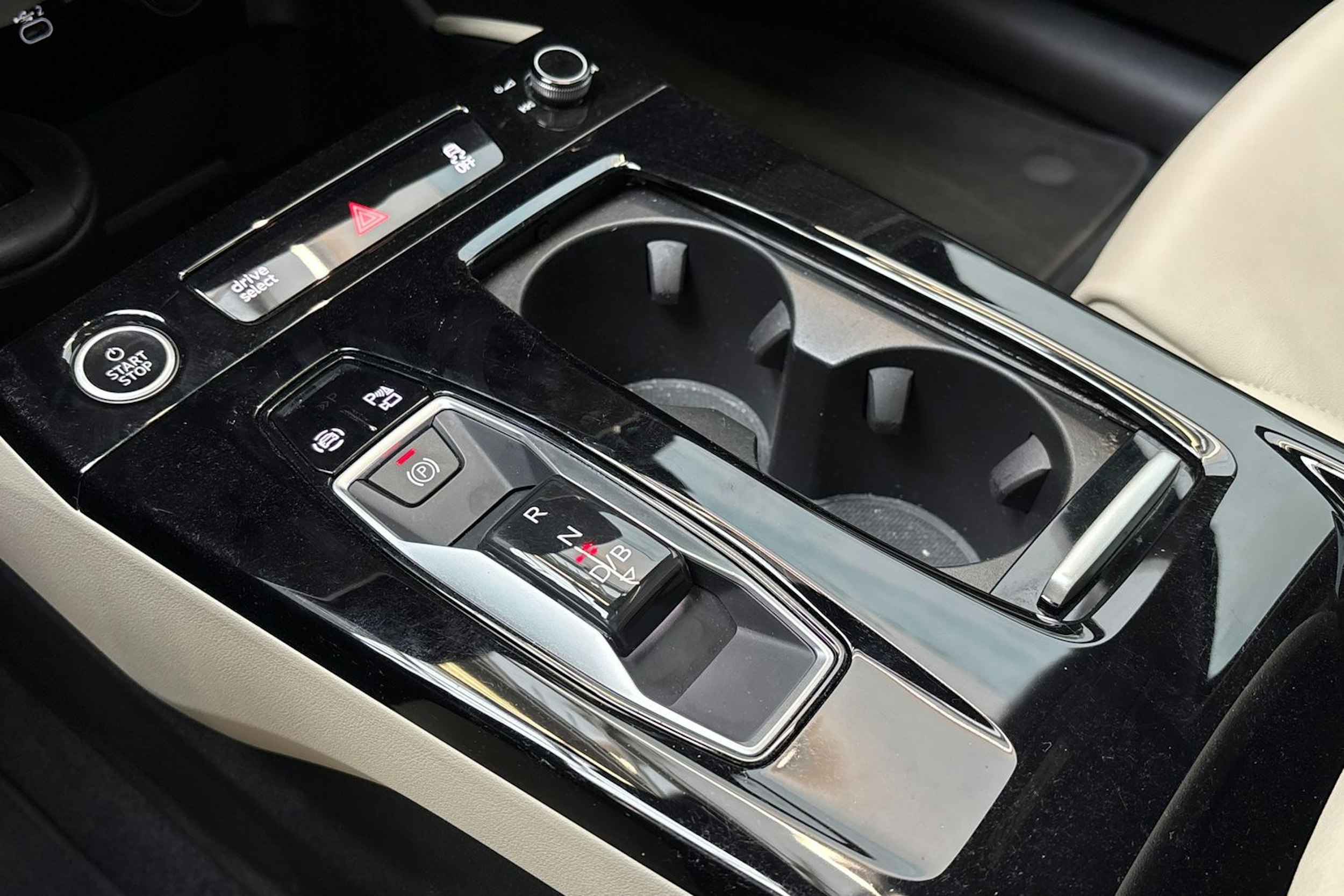 met. sininen Audi Q6 e-tron 2024 kuva 32.