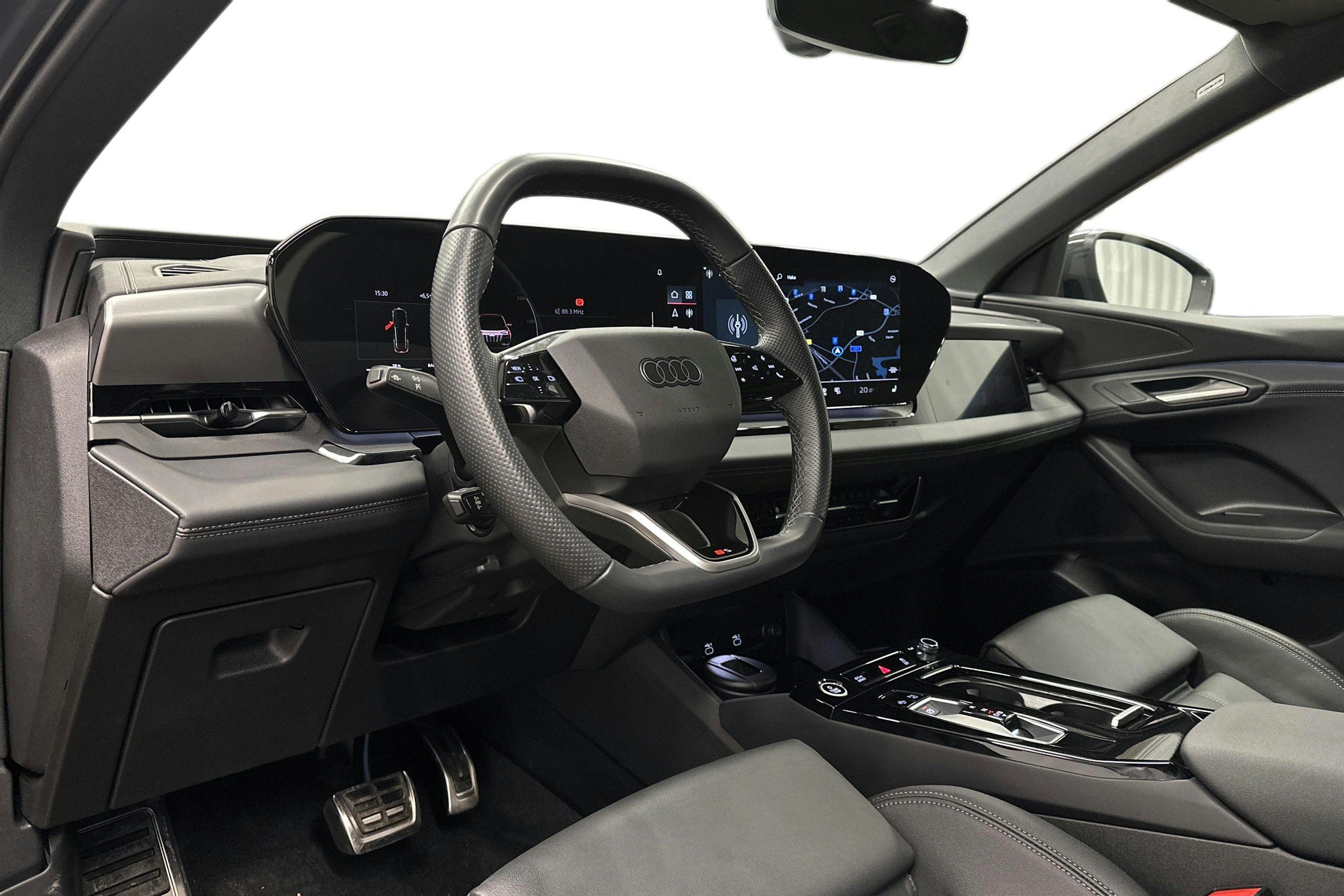 harmaa Audi Q6 e-tron 2024 kuva 7.