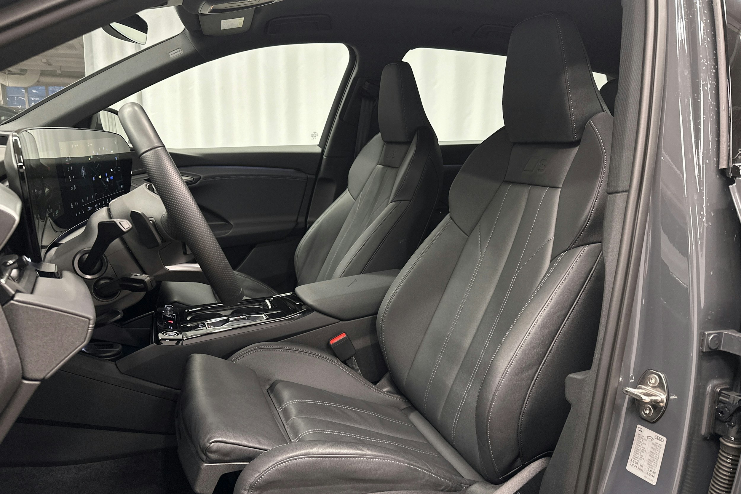 harmaa Audi Q6 e-tron 2024 kuva 15.