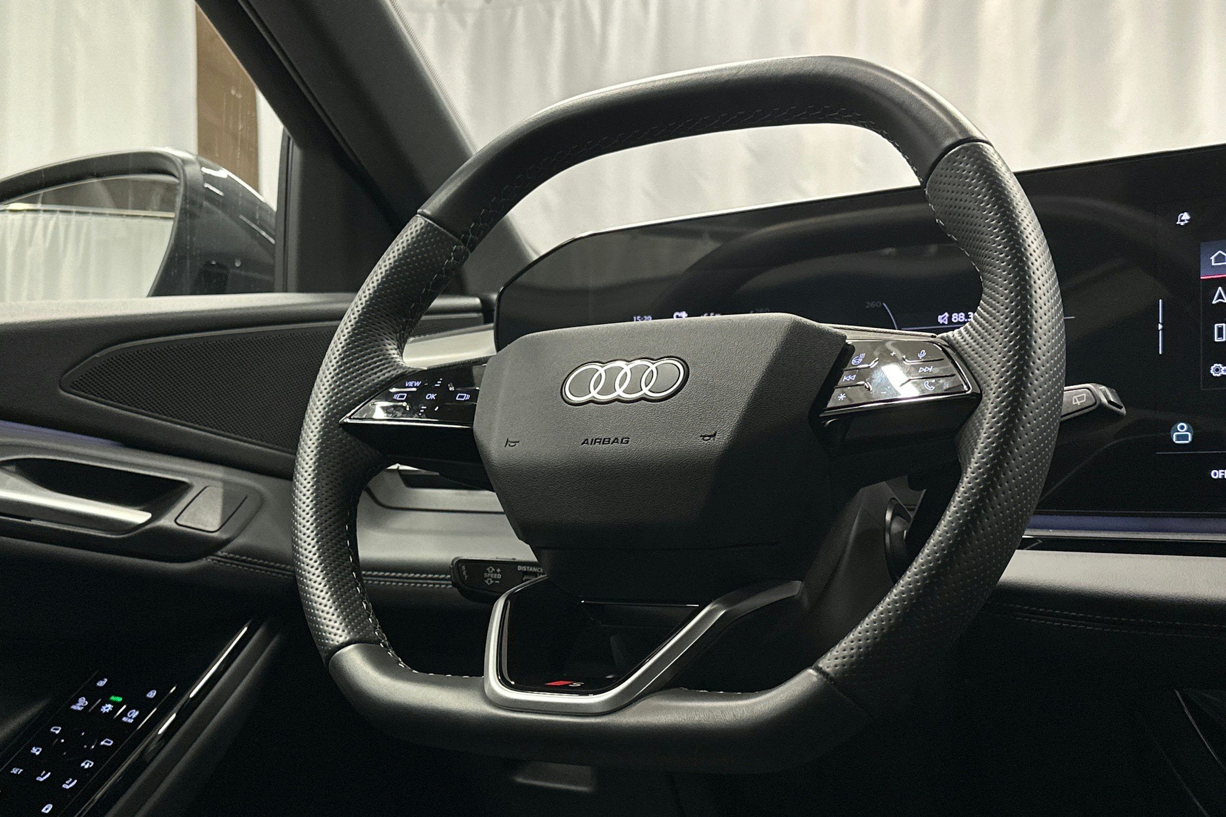 harmaa Audi Q6 e-tron 2024 kuva 18.