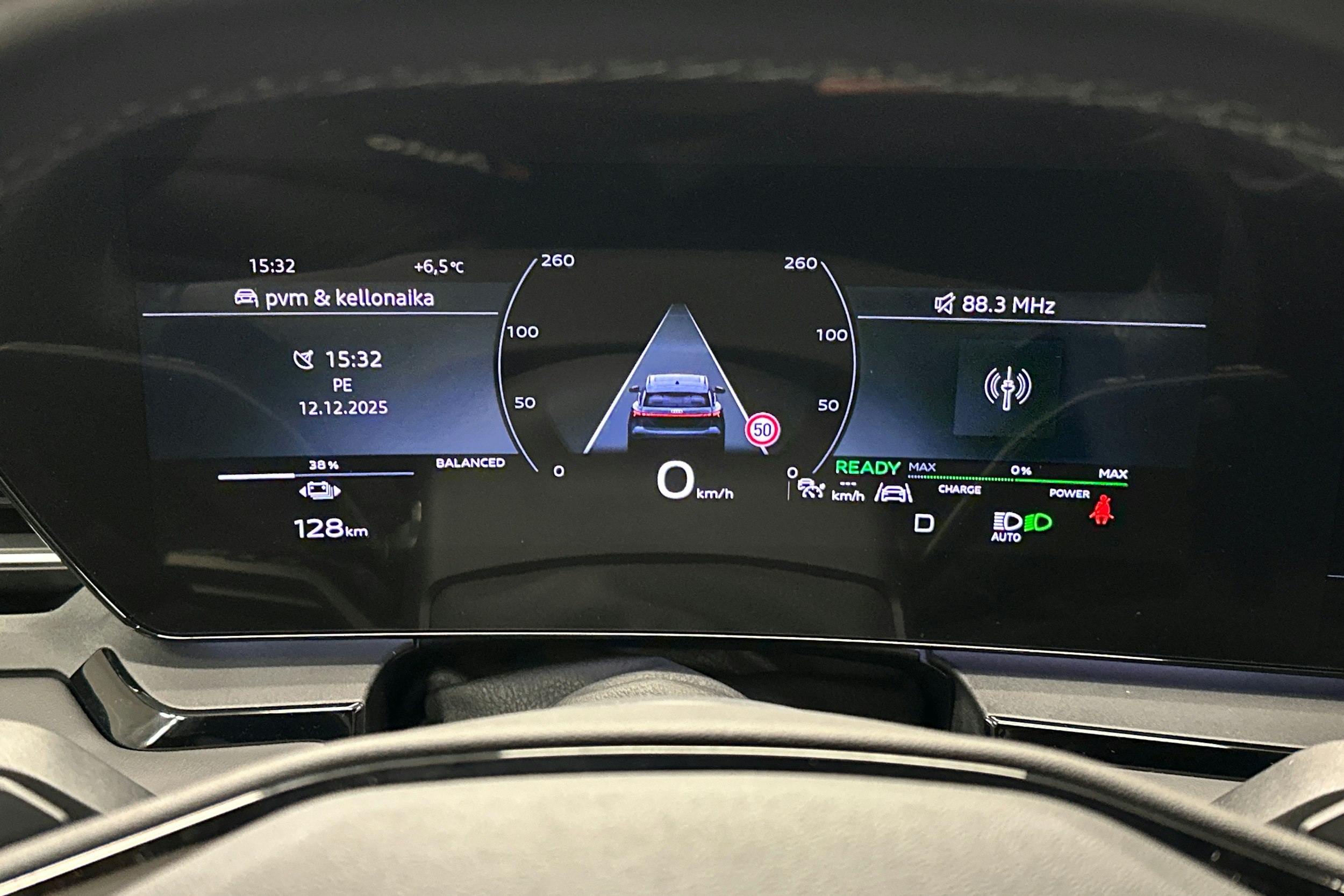 harmaa Audi Q6 e-tron 2024 kuva 23.