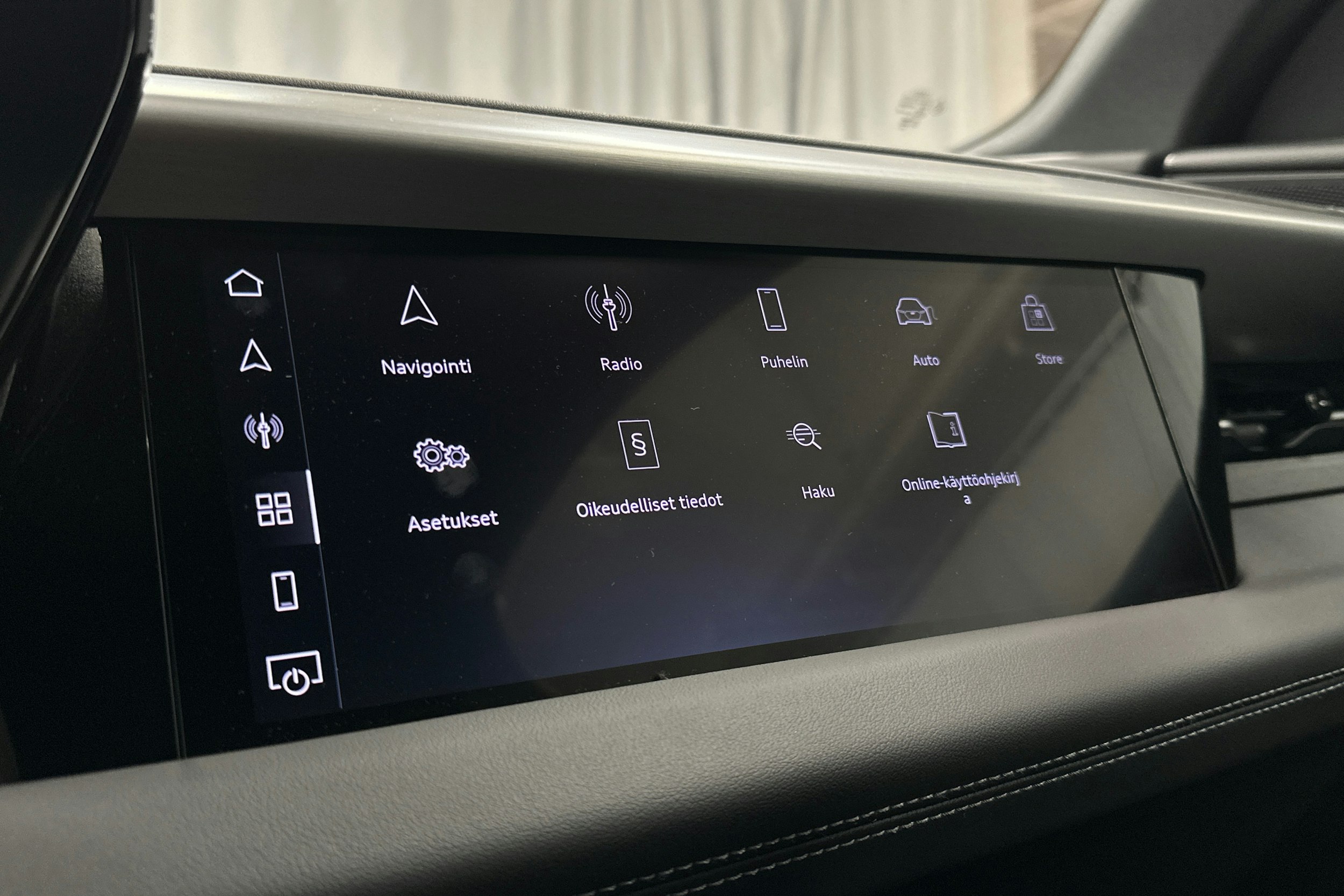 harmaa Audi Q6 e-tron 2024 kuva 30.