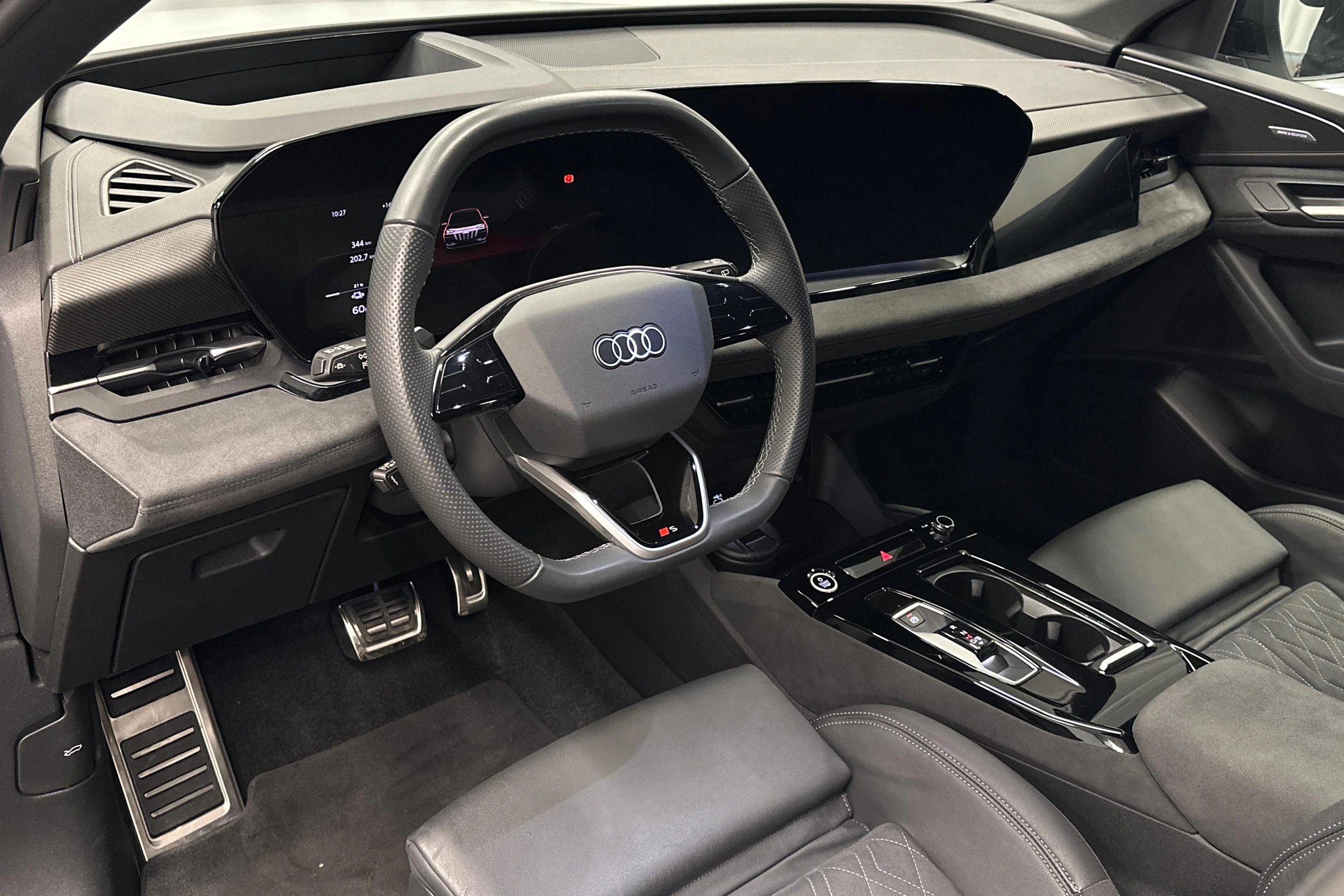 valkoinen Audi Q6 e-tron 2024 kuva 6.