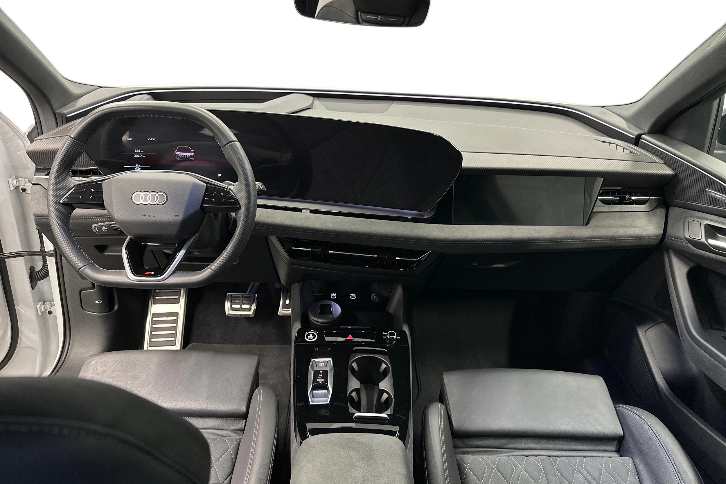 valkoinen Audi Q6 e-tron 2024 kuva 7.