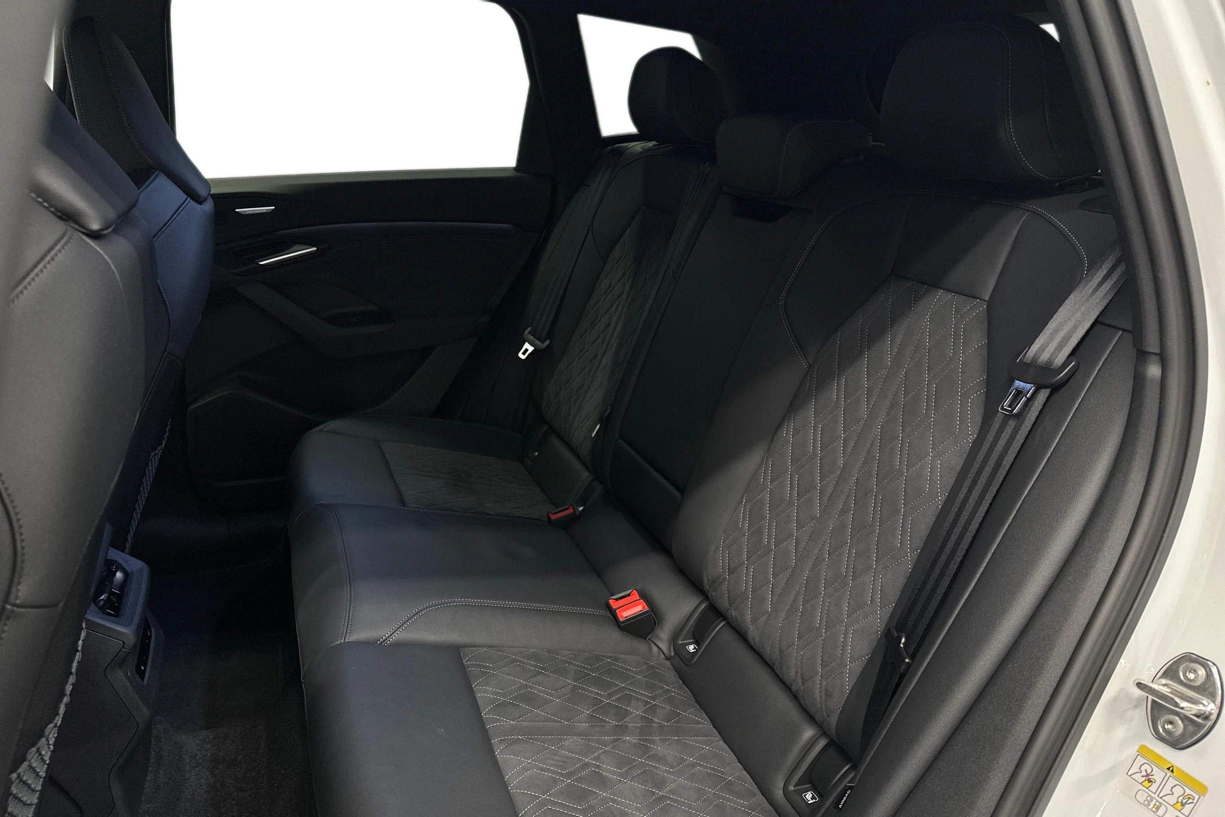 valkoinen Audi Q6 e-tron 2024 kuva 8.