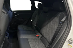 valkoinen Audi Q6 e-tron 2024 kuva 8.