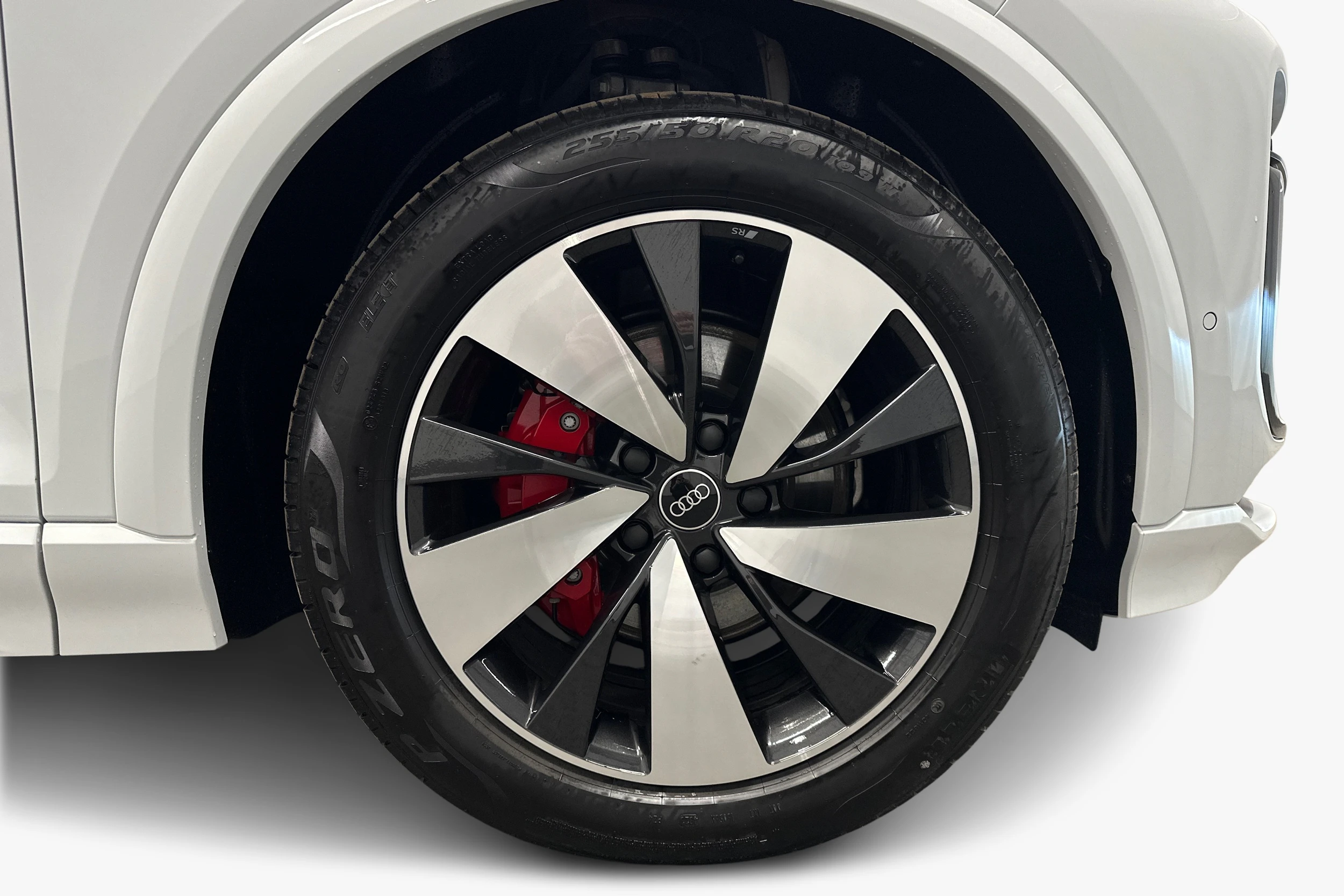 valkoinen Audi Q6 e-tron 2024 kuva 9.