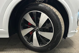 valkoinen Audi Q6 e-tron 2024 kuva 10.