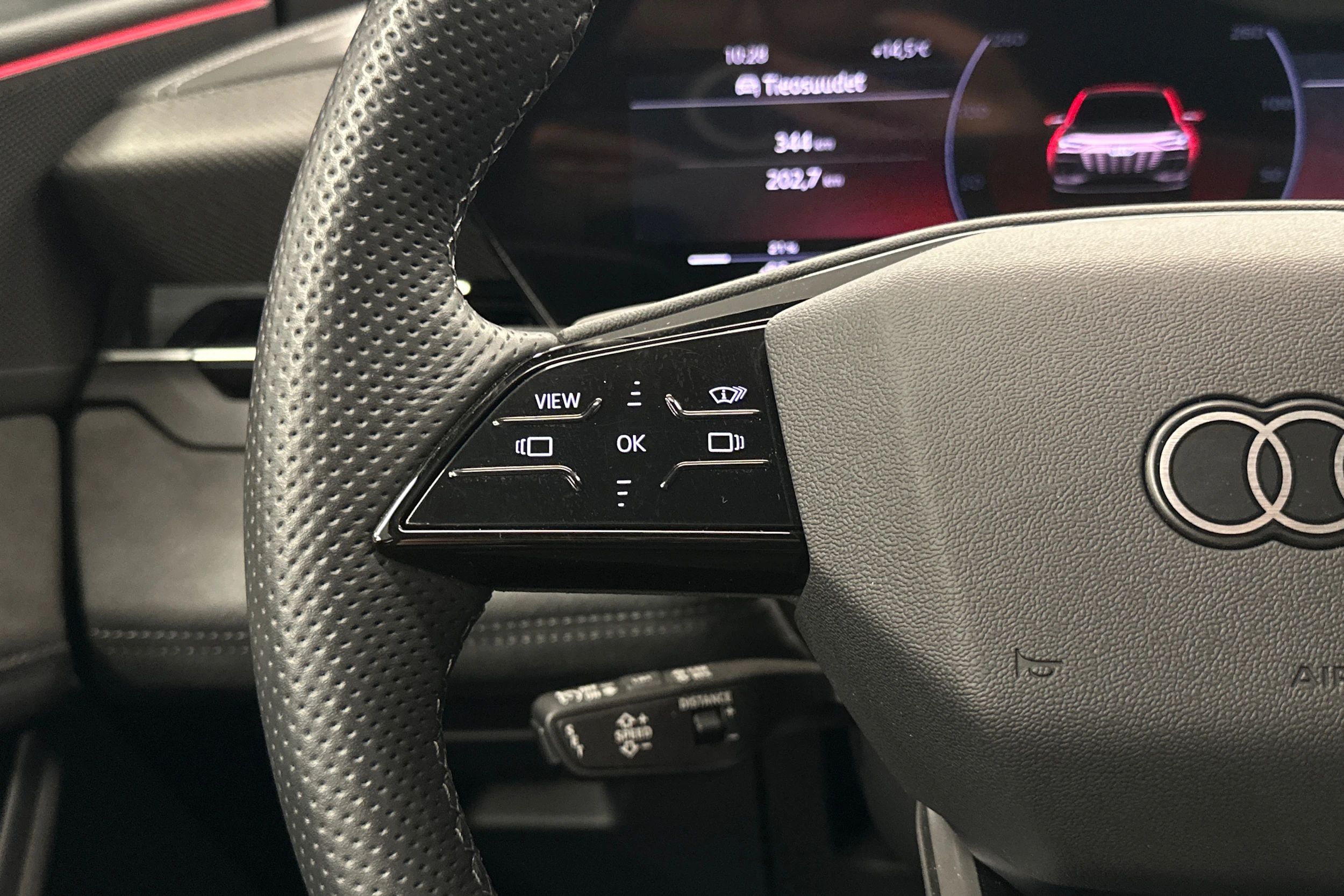valkoinen Audi Q6 e-tron 2024 kuva 11.
