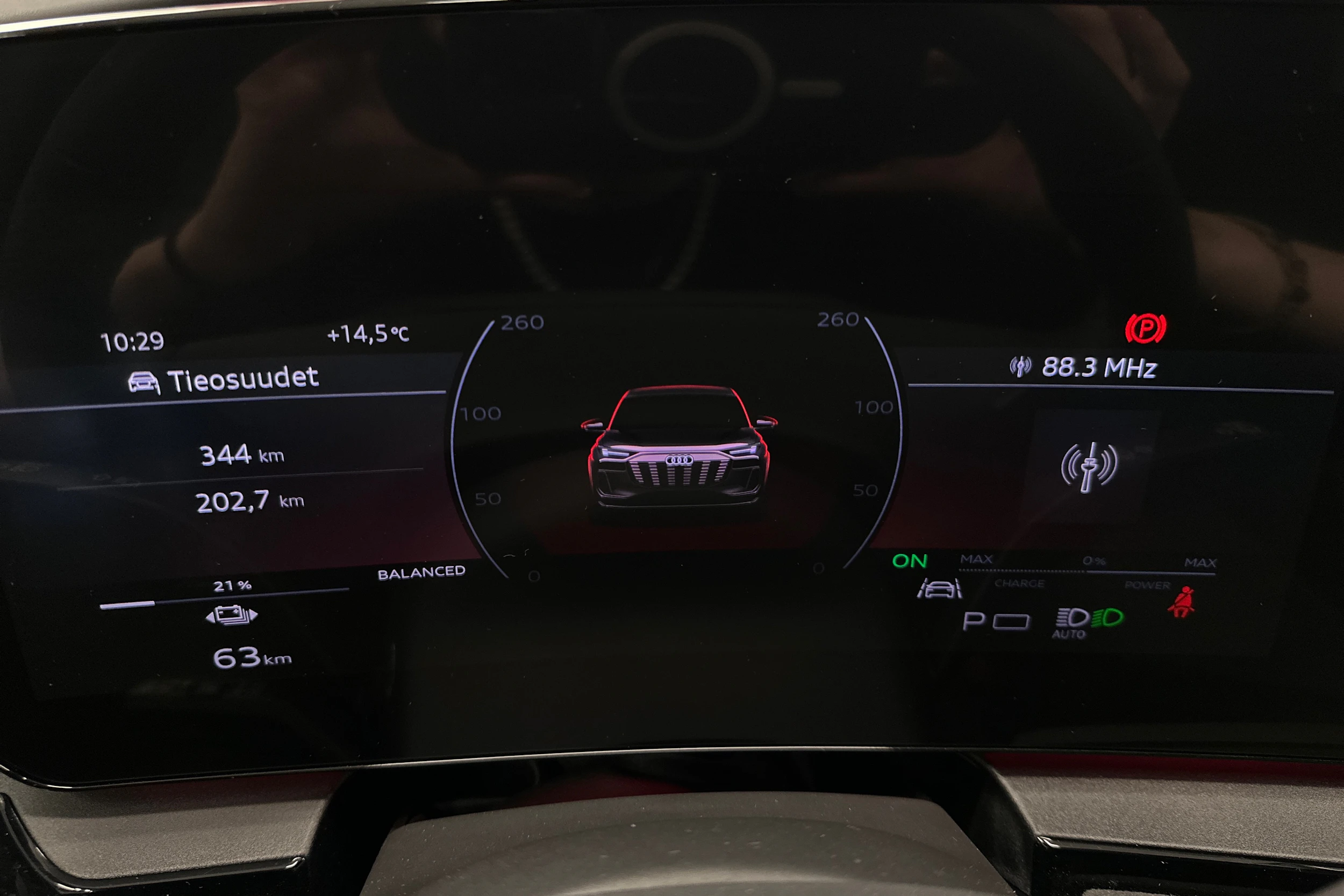 valkoinen Audi Q6 e-tron 2024 kuva 13.