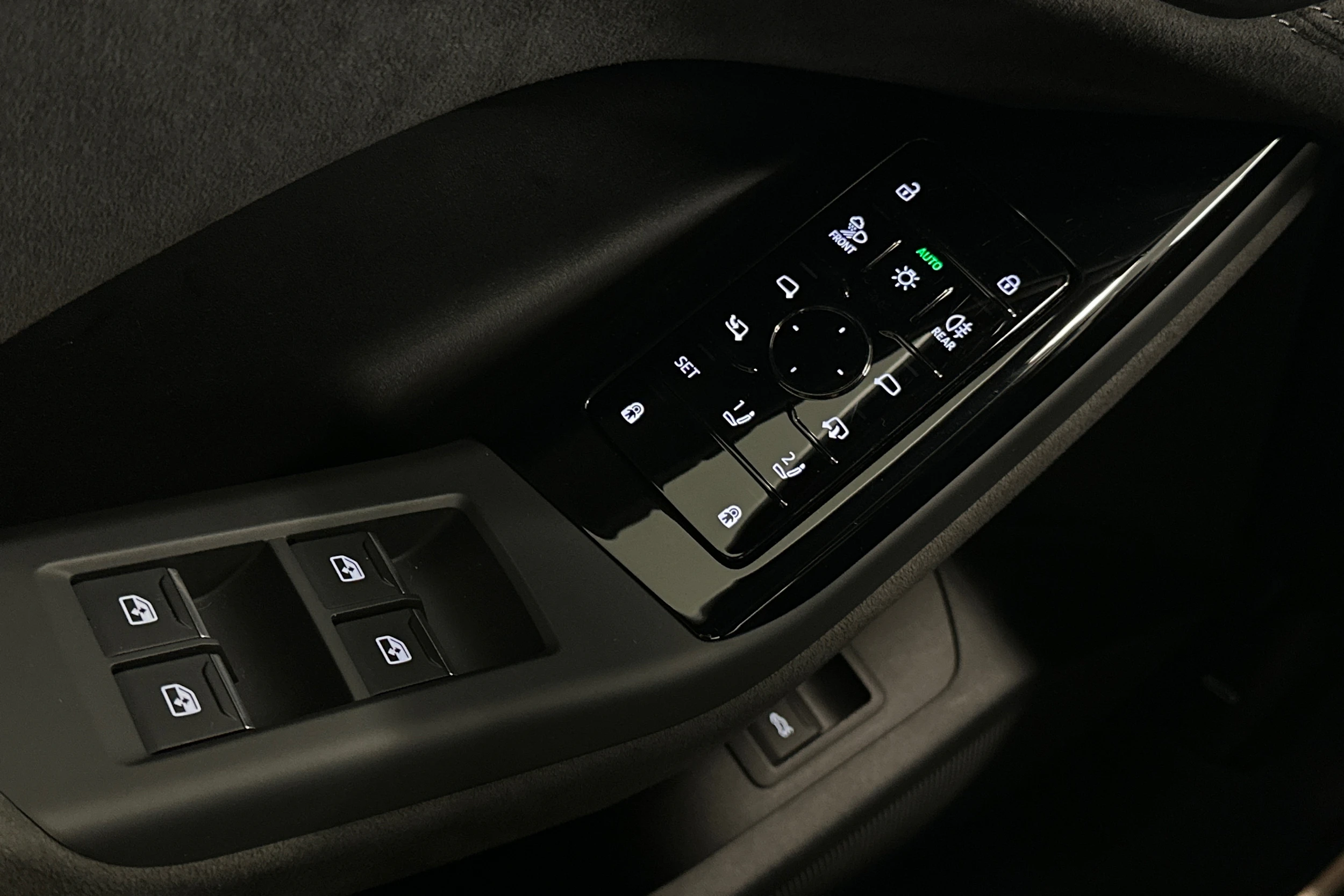 valkoinen Audi Q6 e-tron 2024 kuva 14.