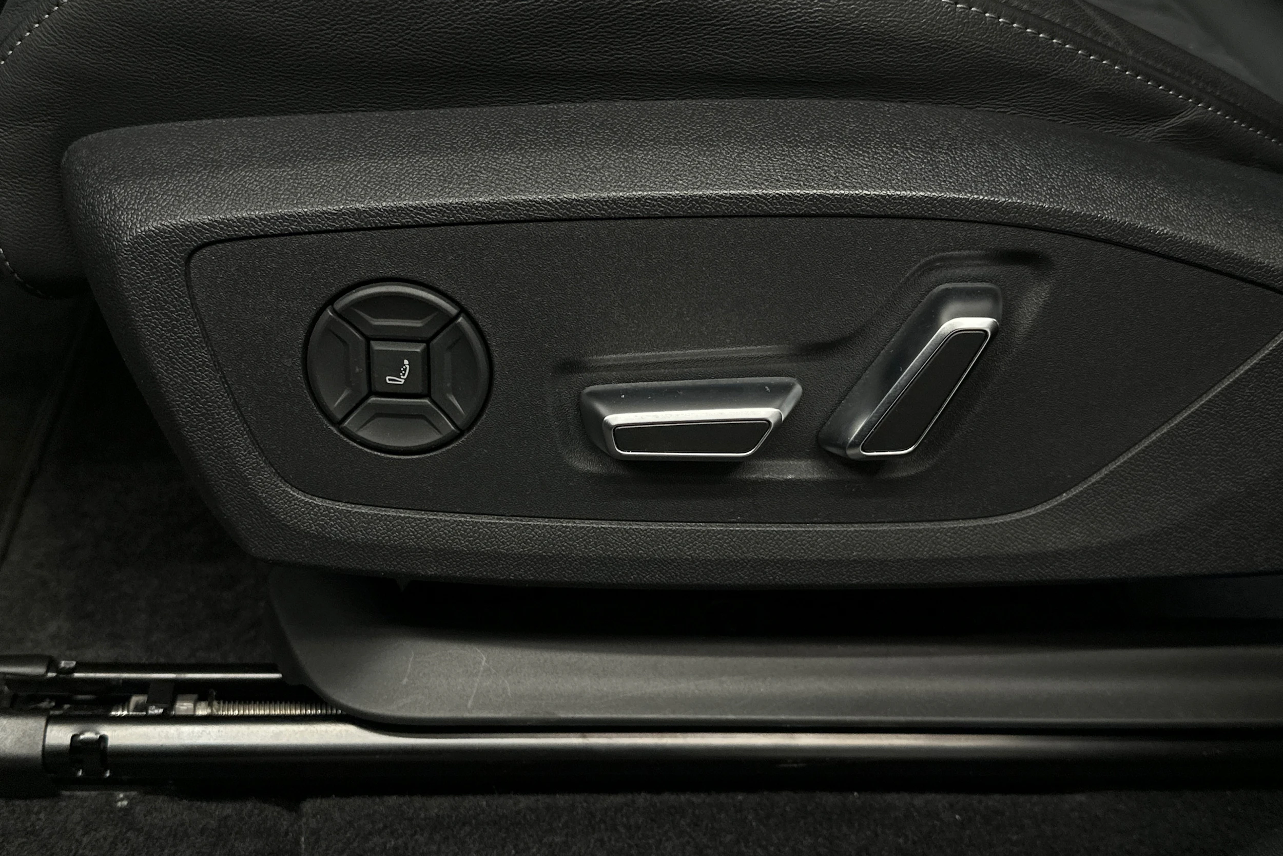 valkoinen Audi Q6 e-tron 2024 kuva 36.