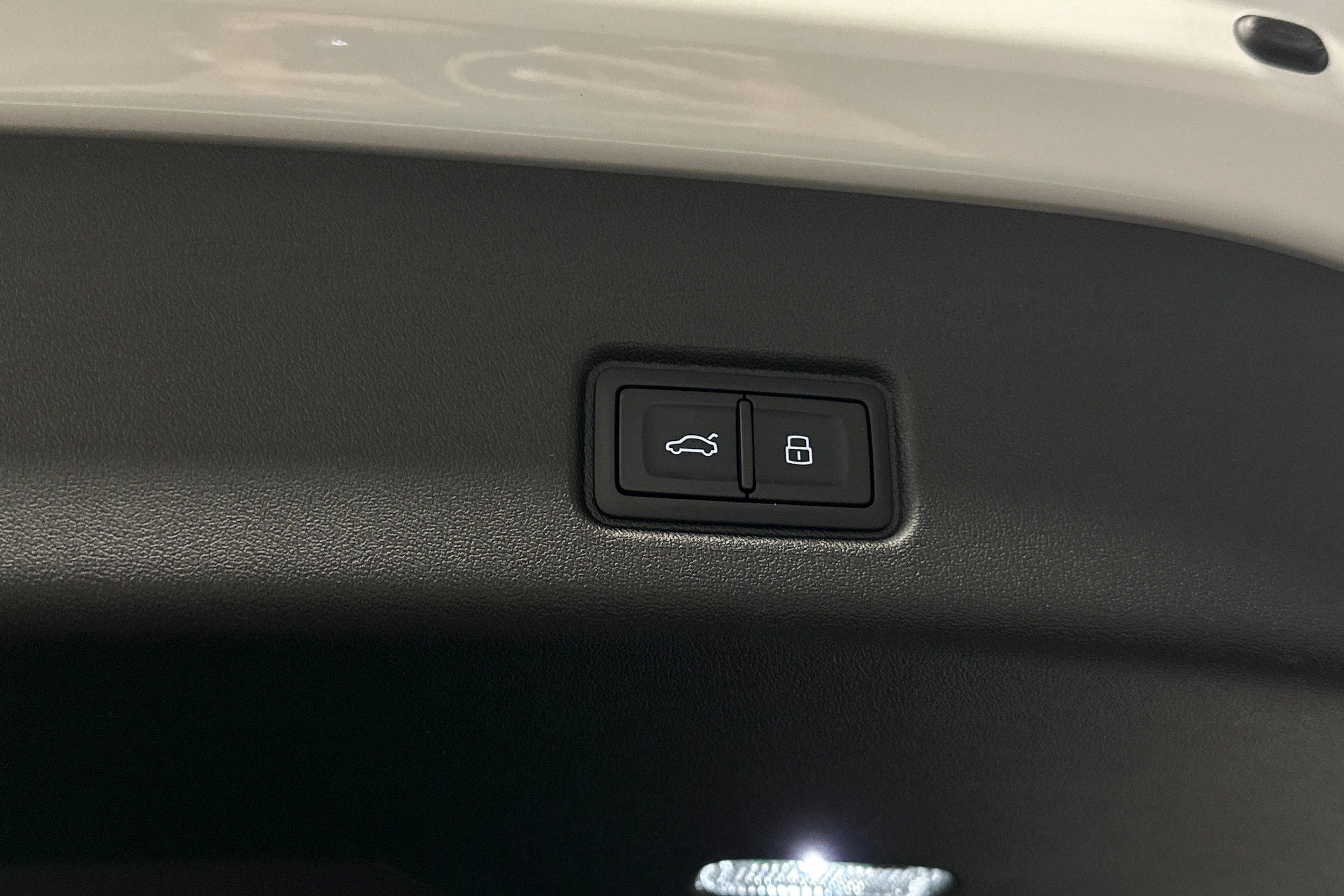 valkoinen Audi Q6 e-tron 2024 kuva 40.
