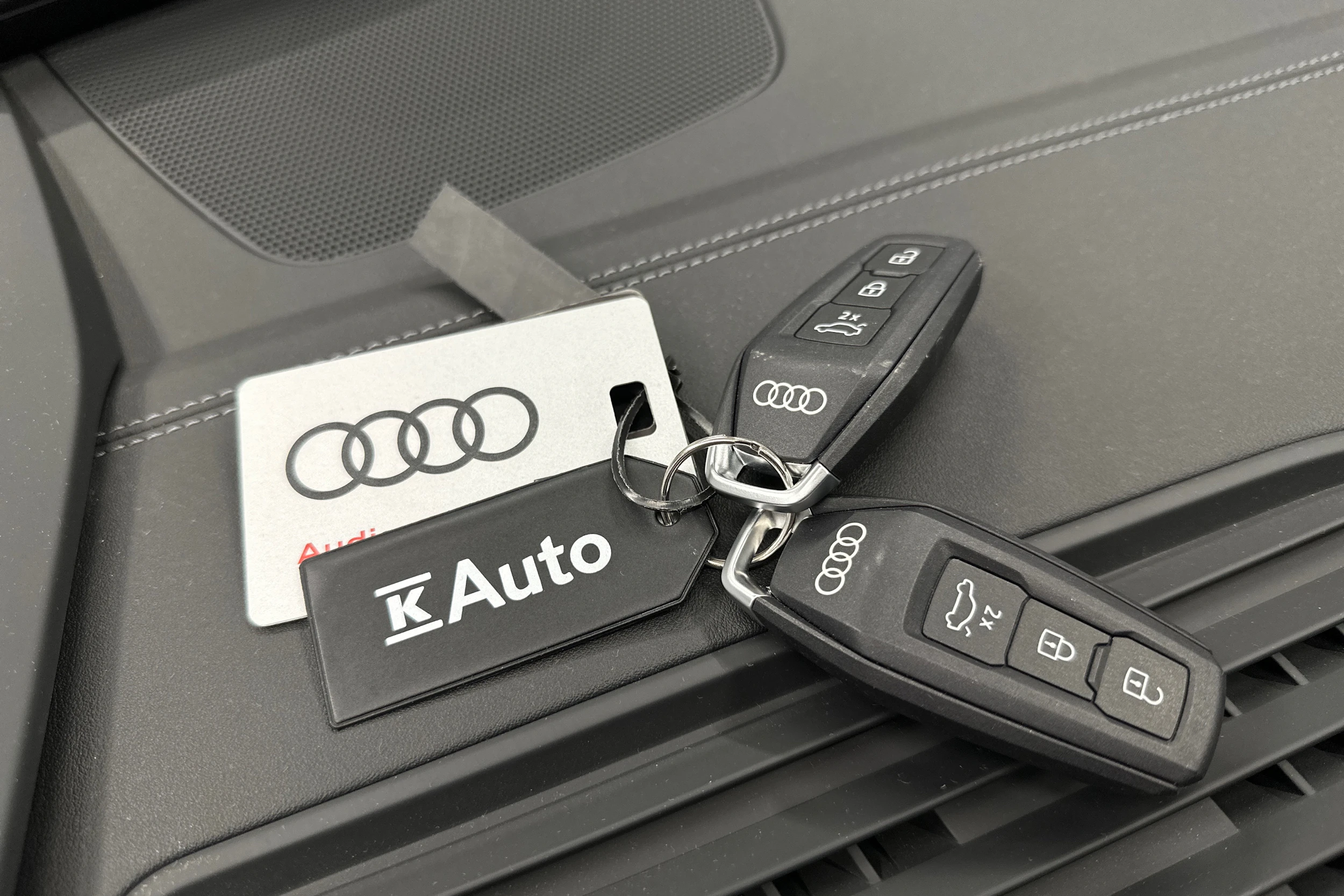 valkoinen Audi Q6 e-tron 2024 kuva 41.