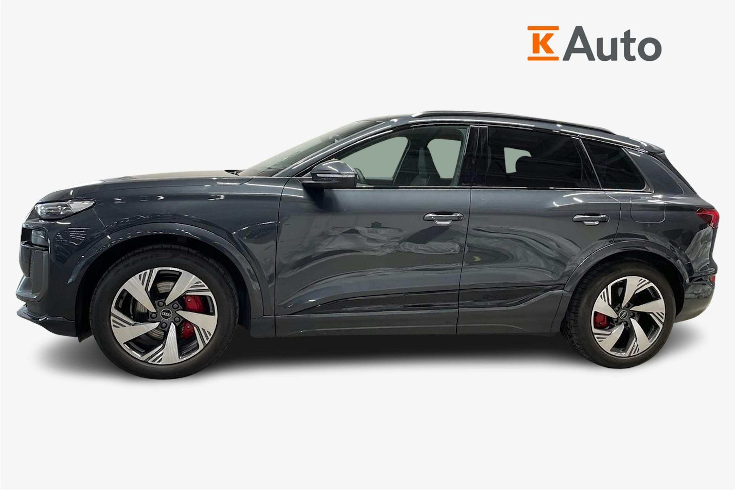 Harmaa Audi Q6 e-tron 2024 kuva 6.