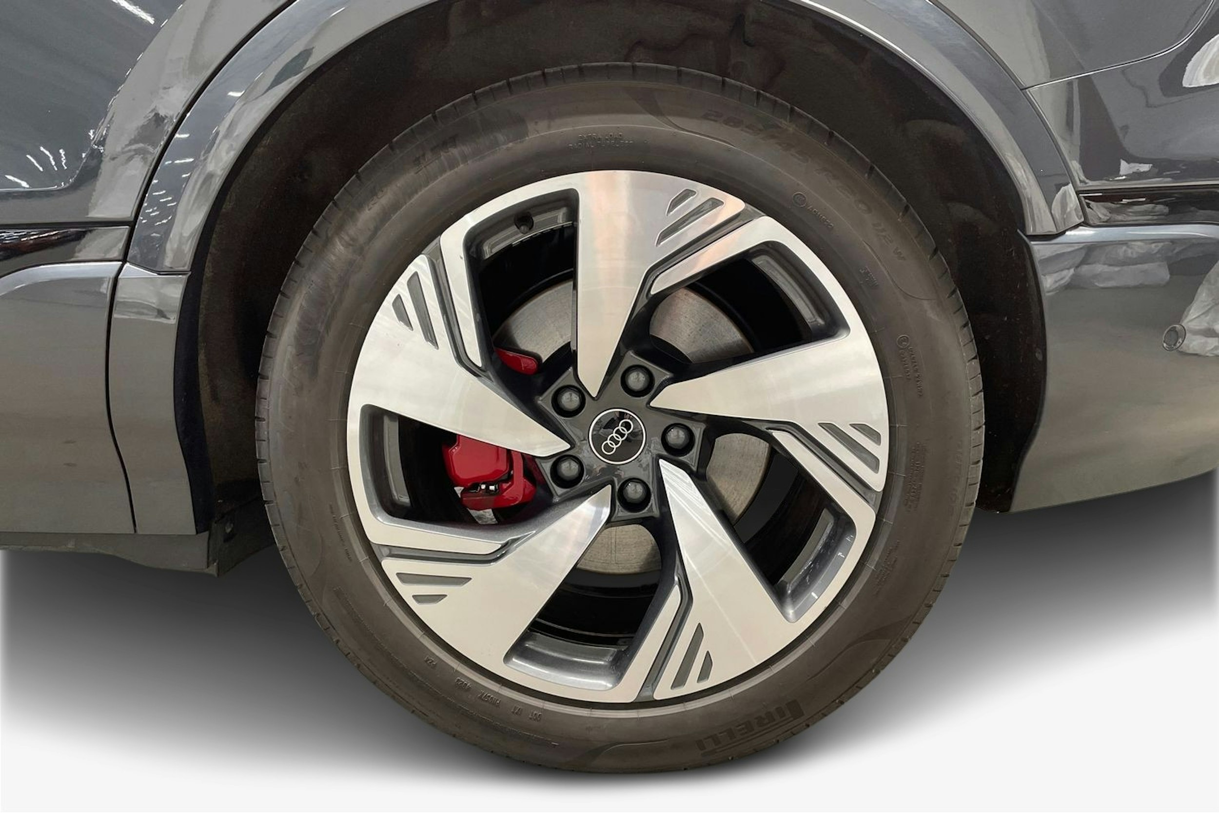 Harmaa Audi Q6 e-tron 2024 kuva 11.