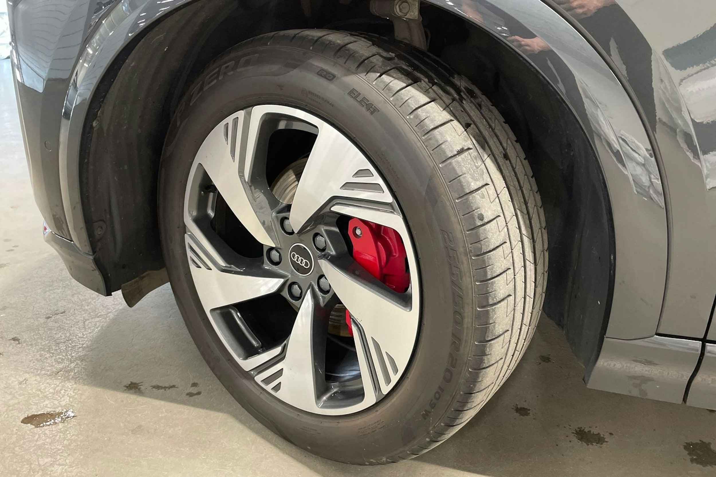 Harmaa Audi Q6 e-tron 2024 kuva 13.