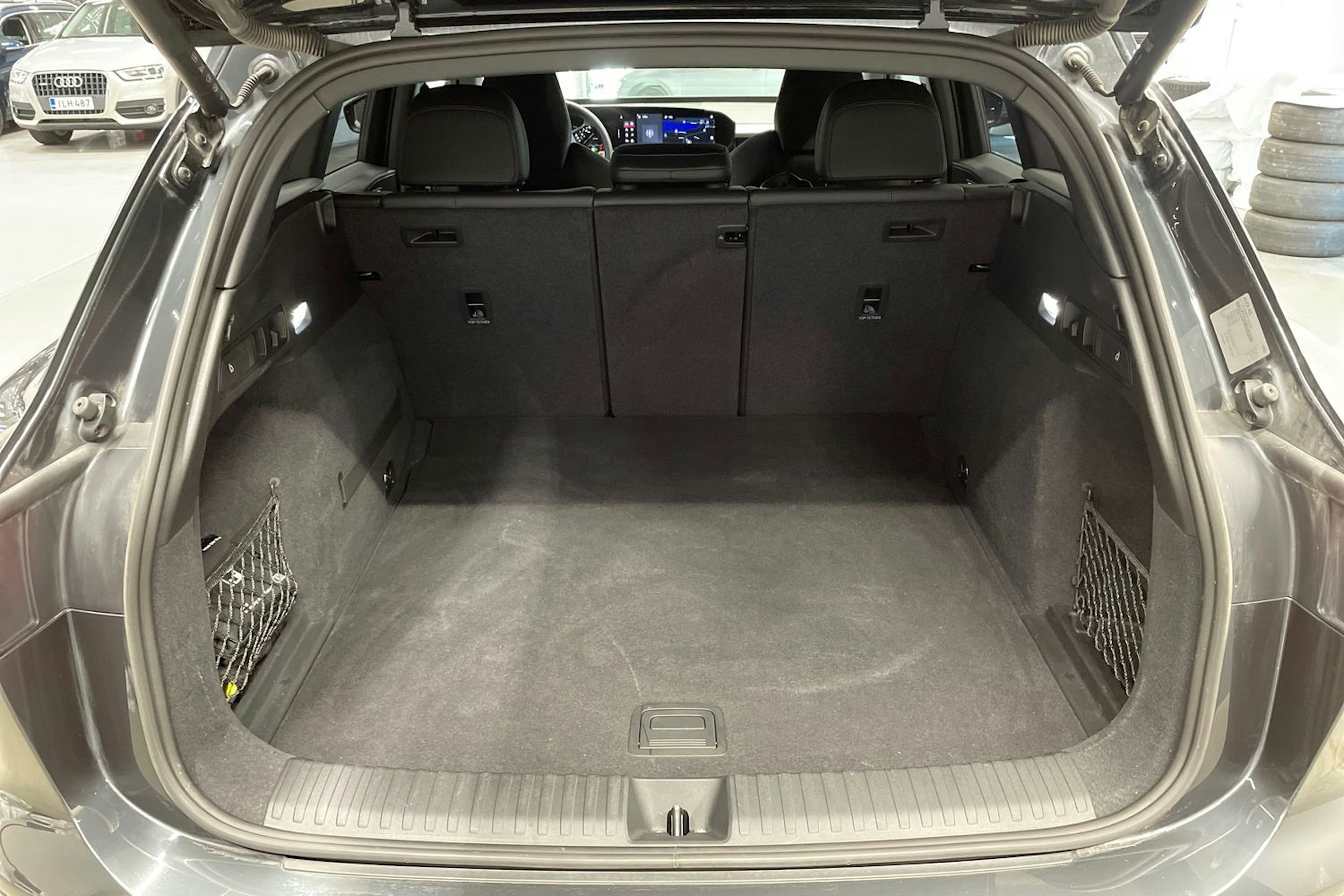 Harmaa Audi Q6 e-tron 2024 kuva 14.