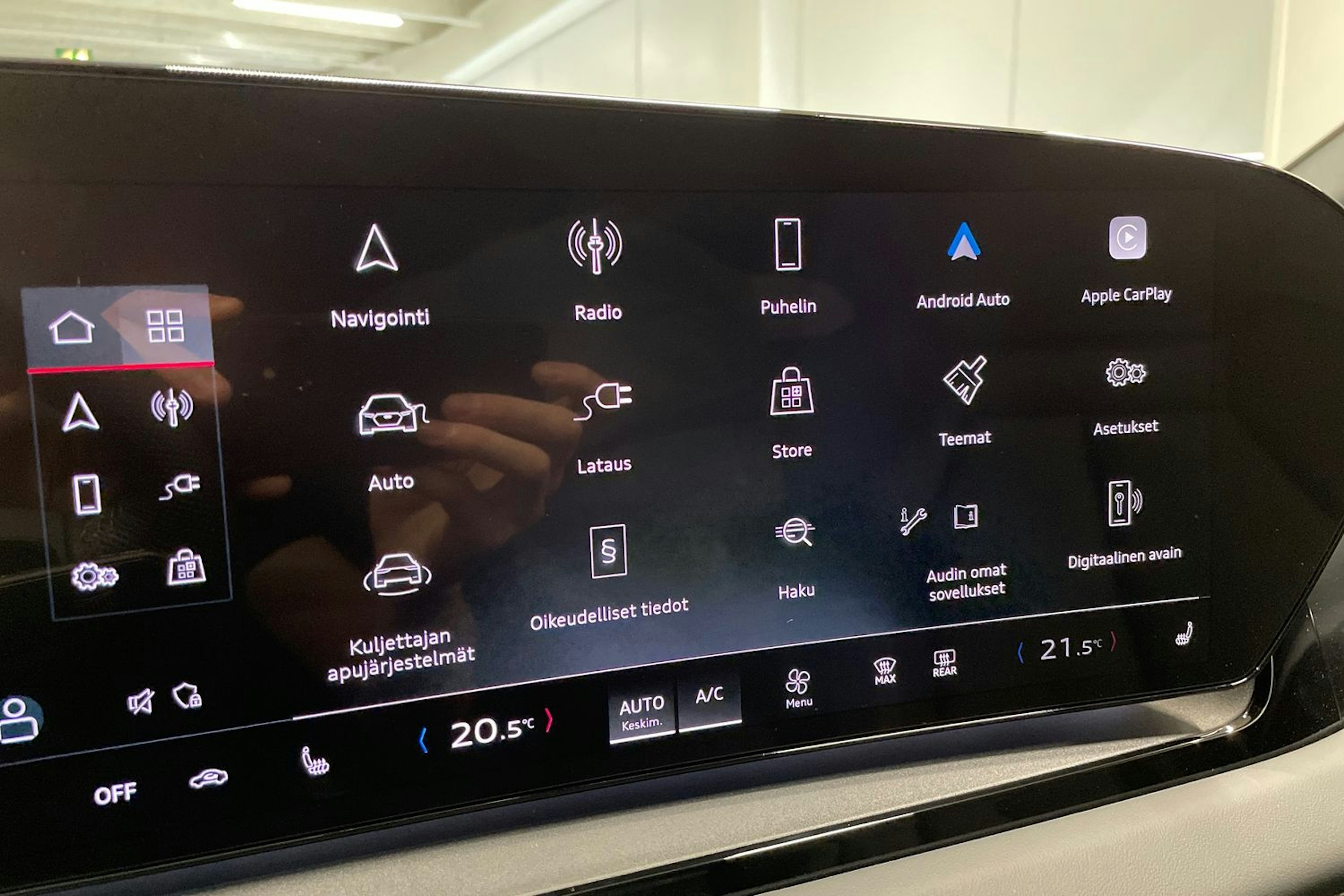 Harmaa Audi Q6 e-tron 2024 kuva 18.