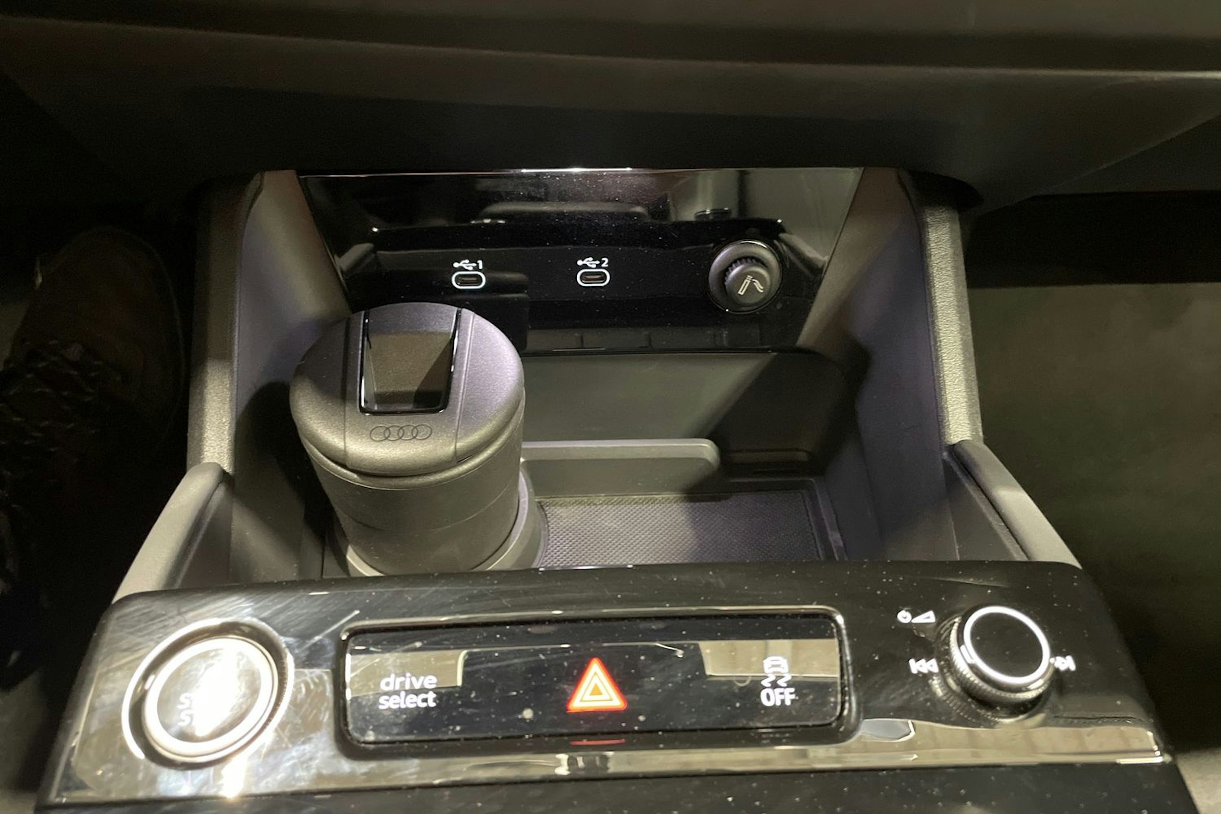 Harmaa Audi Q6 e-tron 2024 kuva 21.