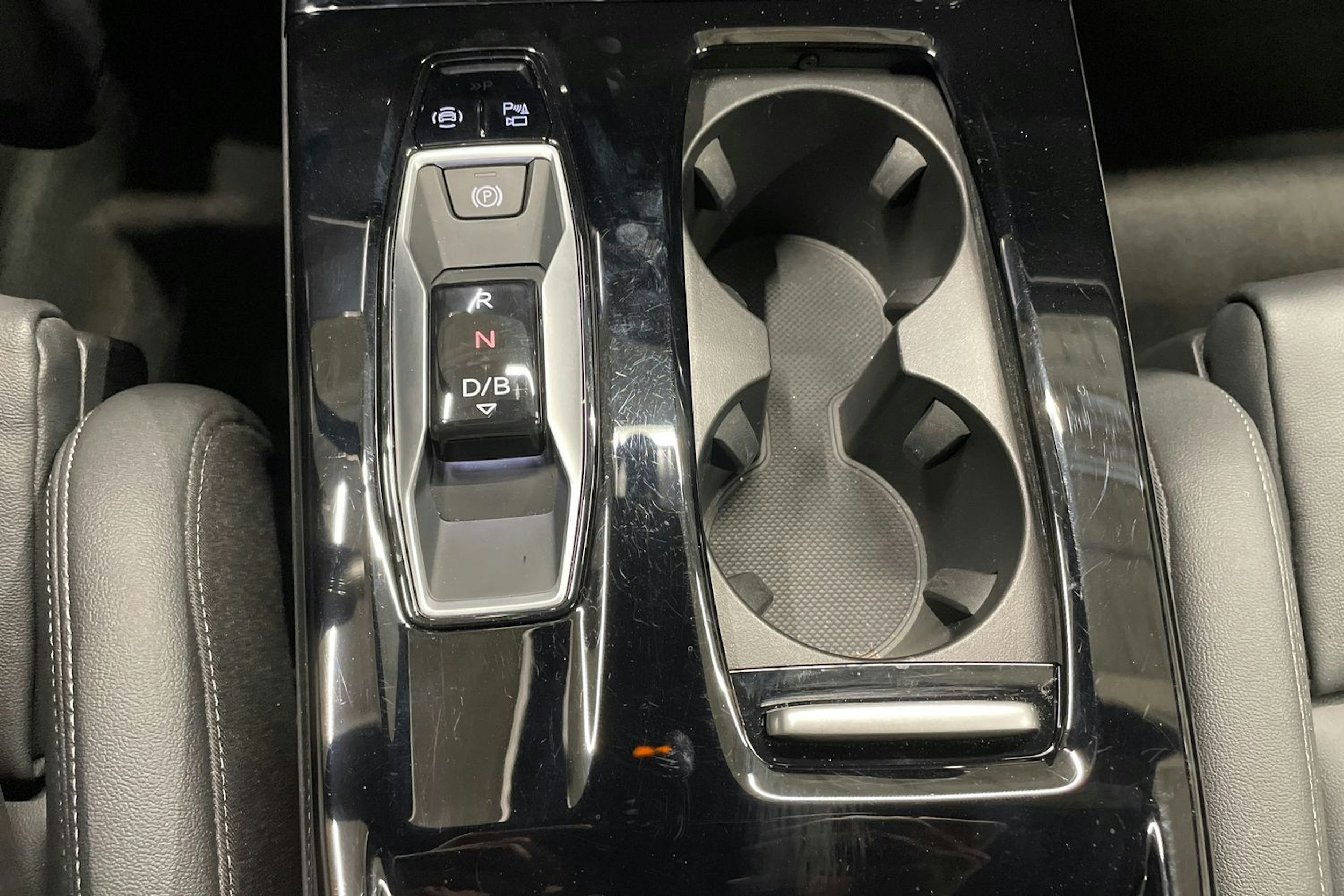 Harmaa Audi Q6 e-tron 2024 kuva 22.