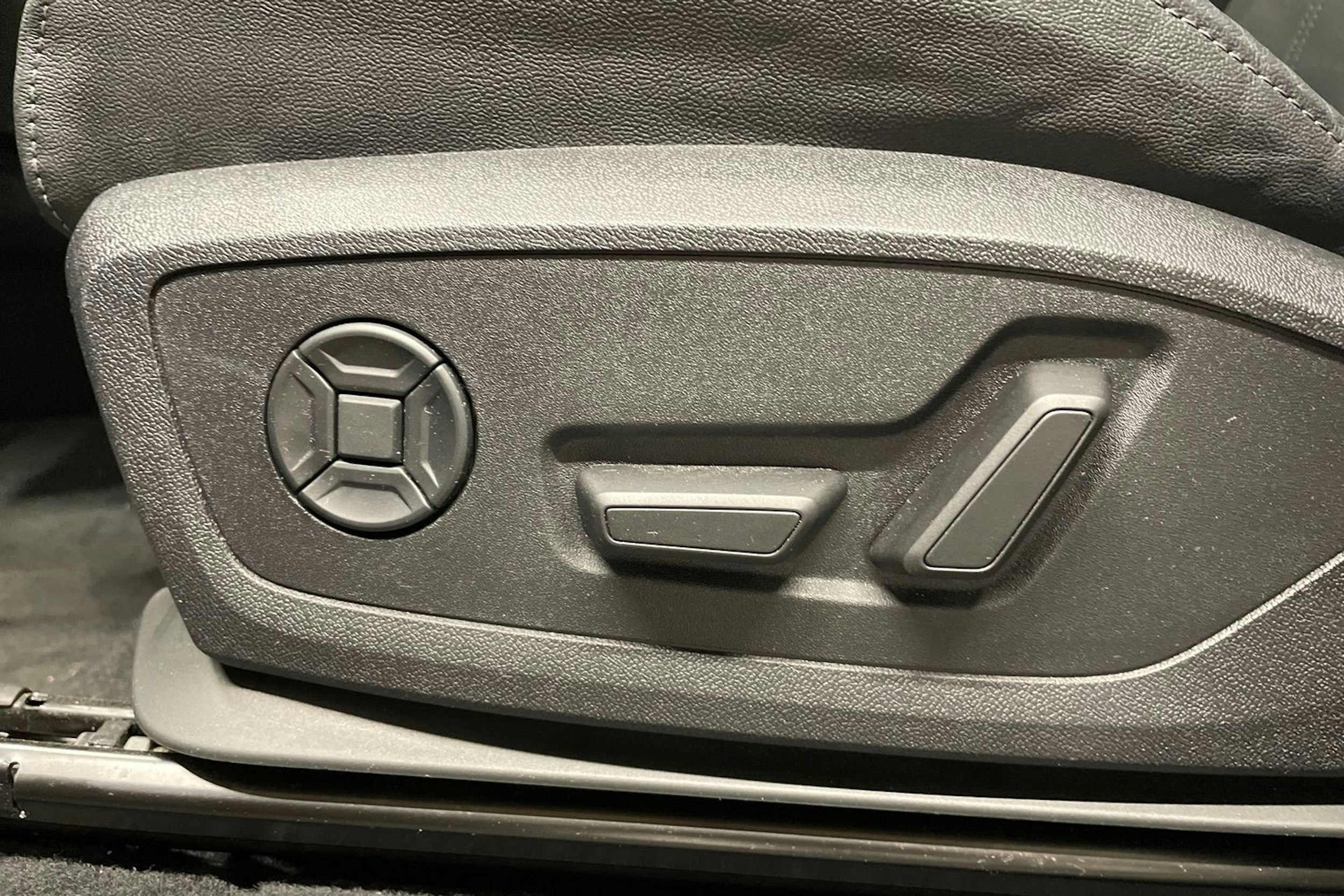 Harmaa Audi Q6 e-tron 2024 kuva 31.