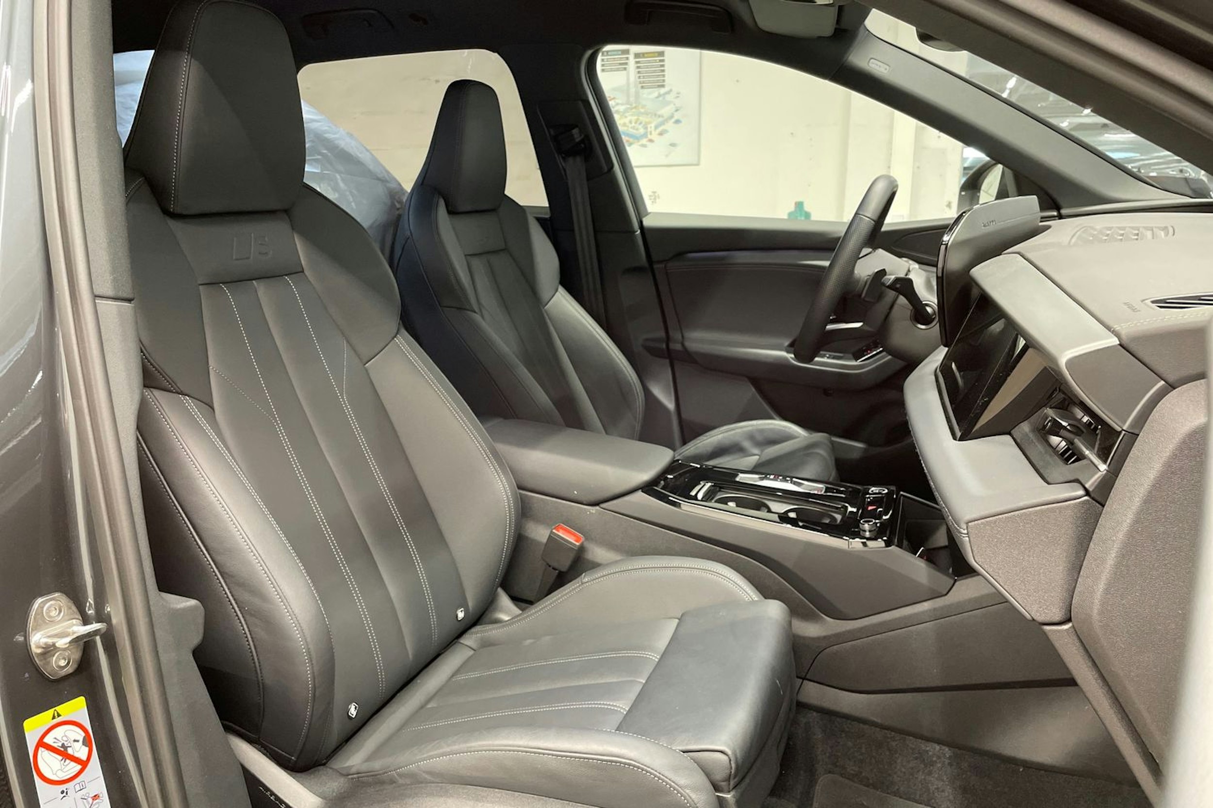 Harmaa Audi Q6 e-tron 2024 kuva 32.