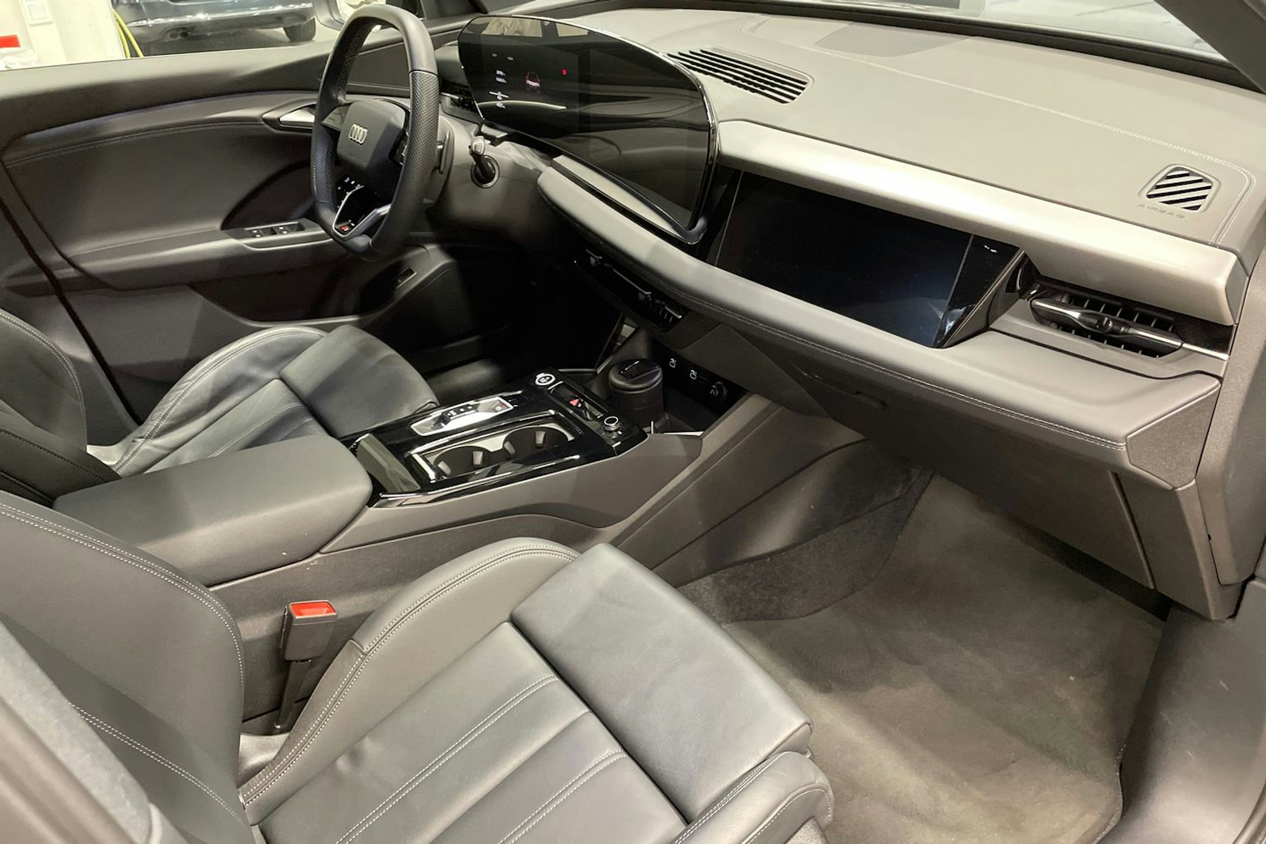 Harmaa Audi Q6 e-tron 2024 kuva 33.