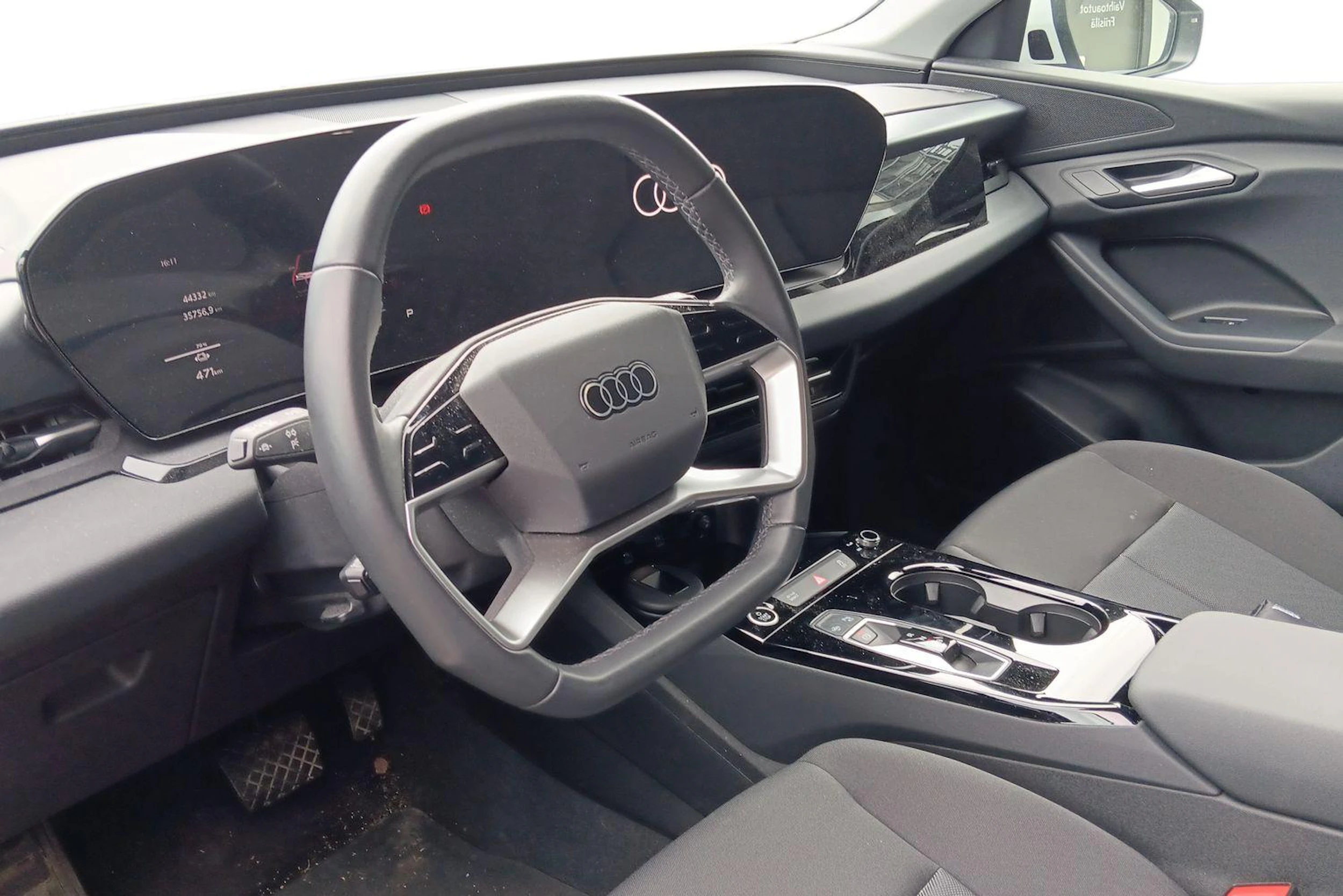 Valkoinen Audi Q6 e-tron 2024 kuva 3.