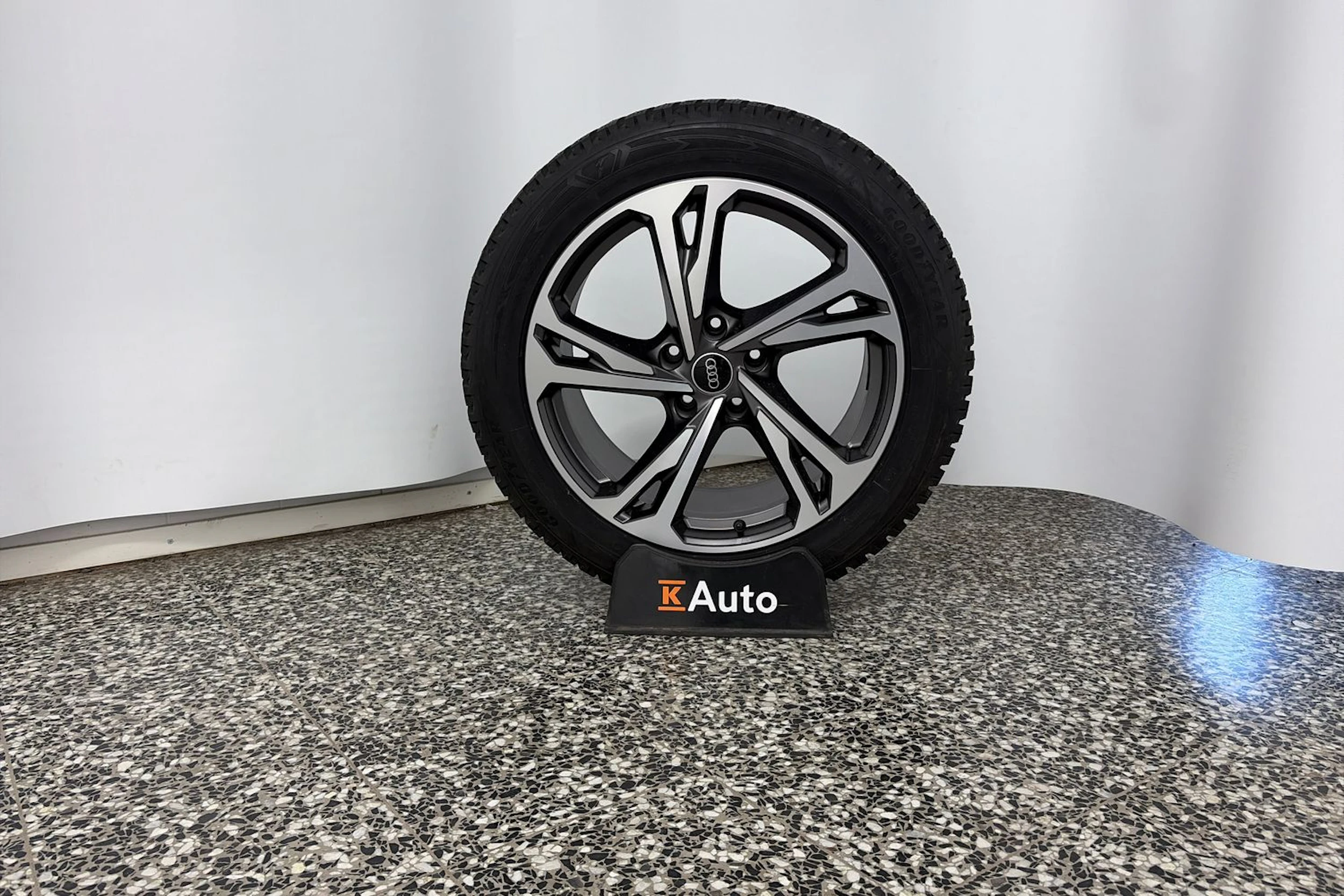 Valkoinen Audi Q6 e-tron 2024 kuva 10.