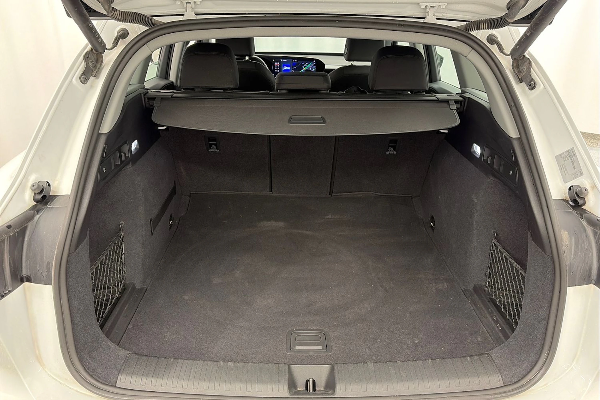 Valkoinen Audi Q6 e-tron 2024 kuva 11.