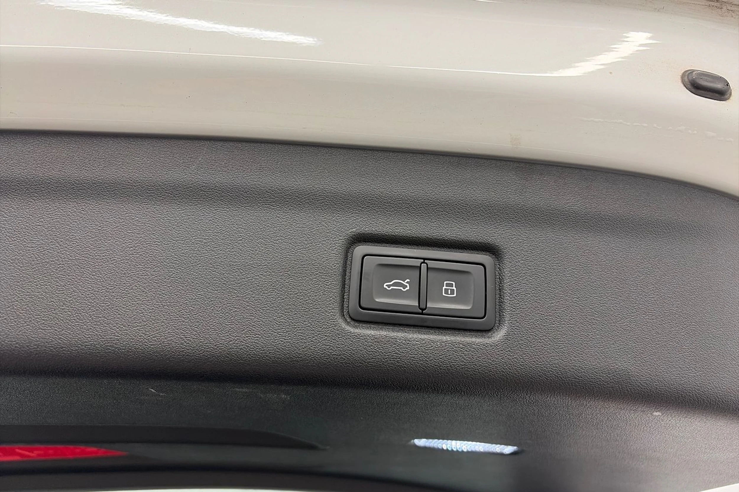 Valkoinen Audi Q6 e-tron 2024 kuva 12.