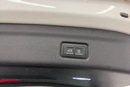 Valkoinen Audi Q6 e-tron 2024 kuva 12.