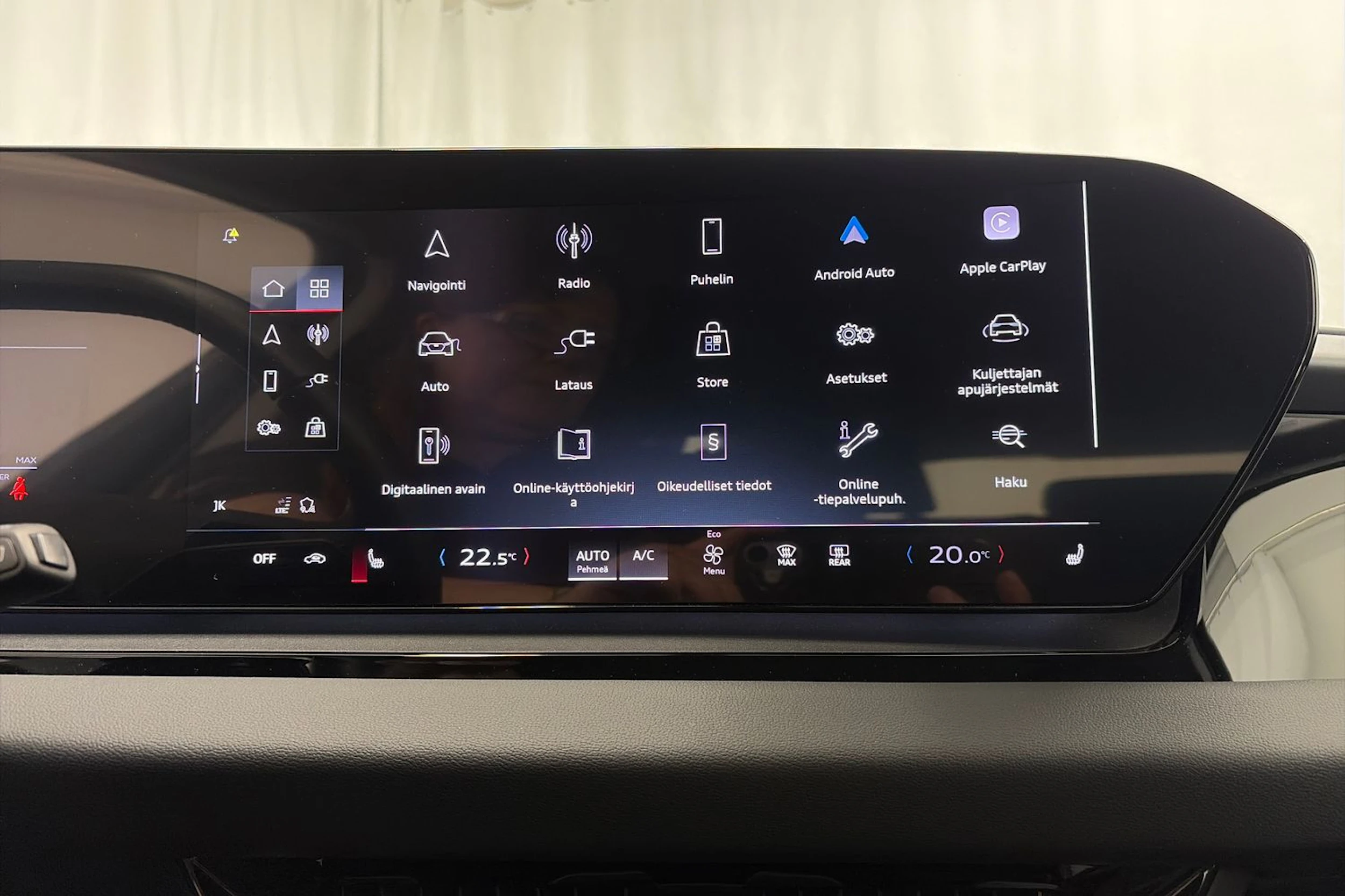 Valkoinen Audi Q6 e-tron 2024 kuva 19.