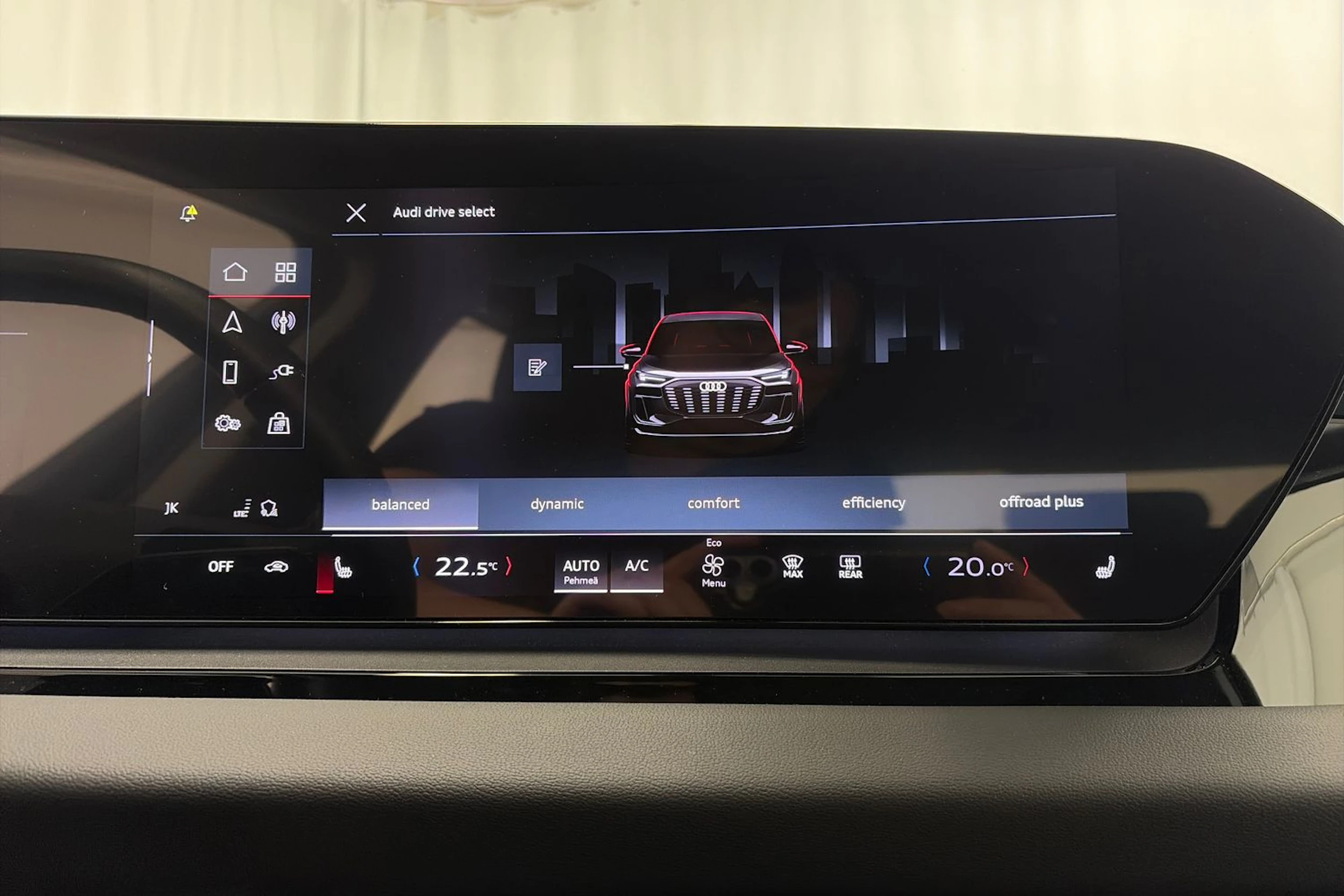 Valkoinen Audi Q6 e-tron 2024 kuva 21.