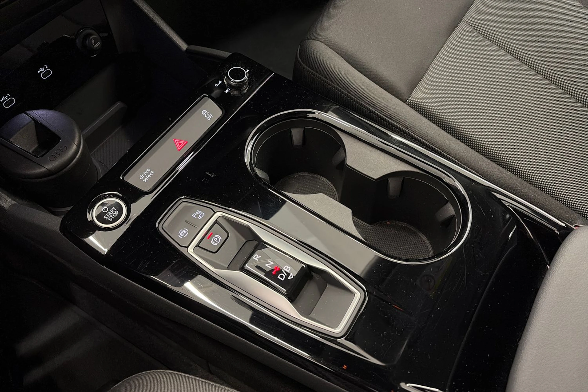 Valkoinen Audi Q6 e-tron 2024 kuva 22.