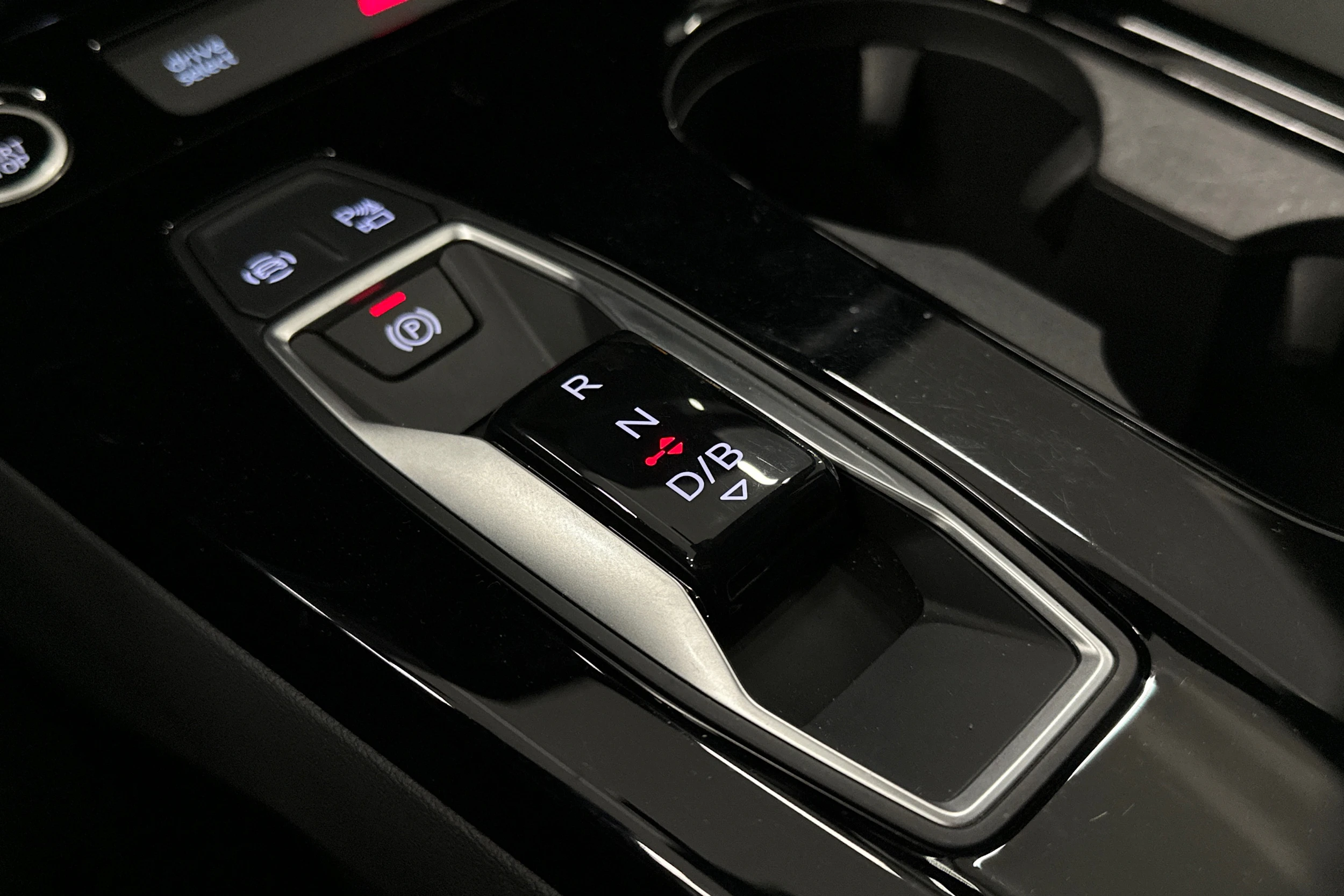 valkoinen Audi Q6 e-tron 2024 kuva 29.