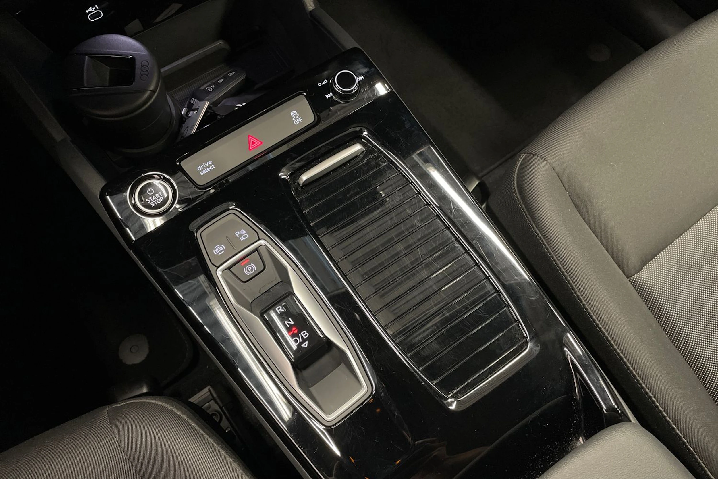 Harmaa Audi Q6 e-tron 2024 kuva 17.