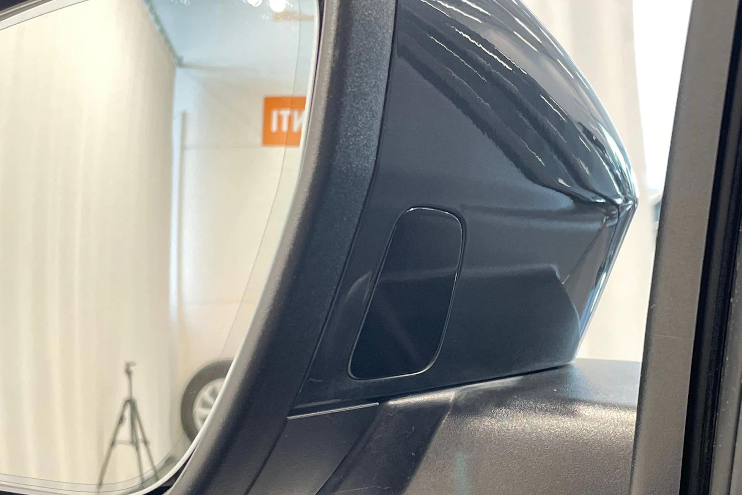 Harmaa Audi Q6 e-tron 2024 kuva 36.